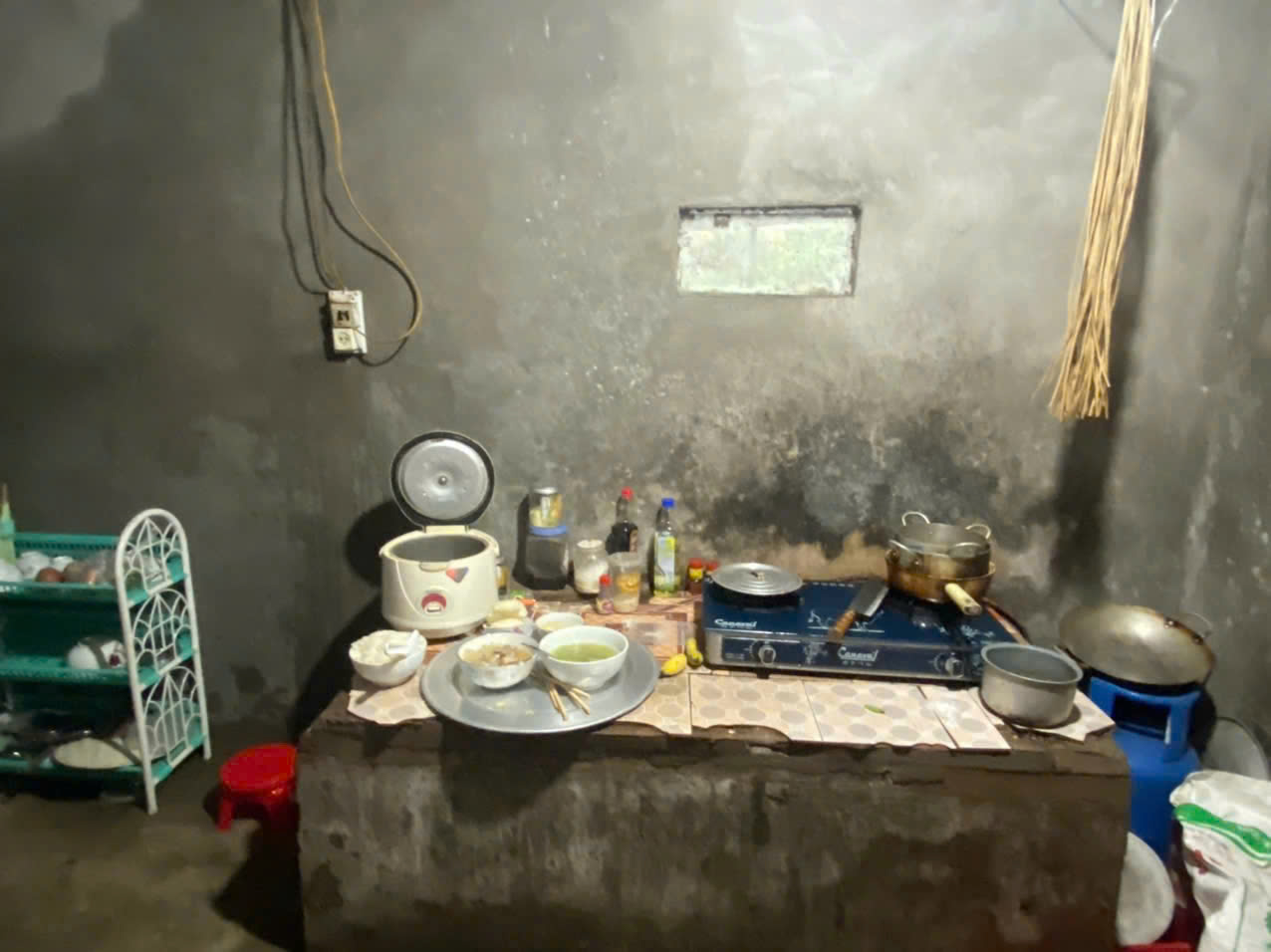Cha mẹ công nhân mong đủ tiền chữa bệnh cho con gái- Ảnh 1. Cha mẹ công nhân mong đủ tiền chữa bệnh cho con gái- Ảnh 1.