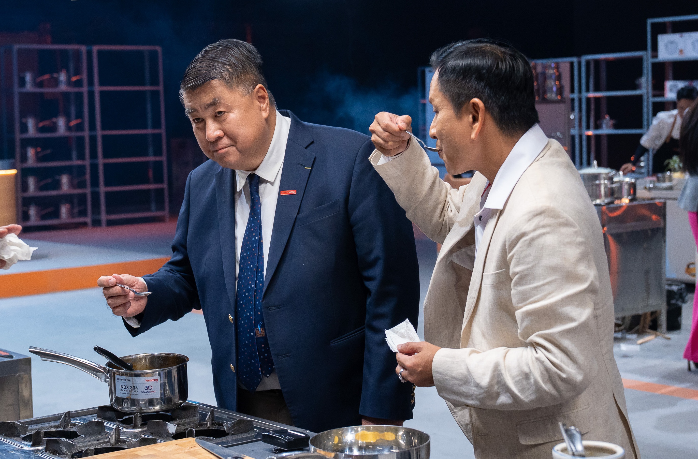 Top Chef - Tập 7: Đang nấu món của mình, 9 đầu bếp bất ngờ phải “đổi bài” giữa trận - Ảnh 6.