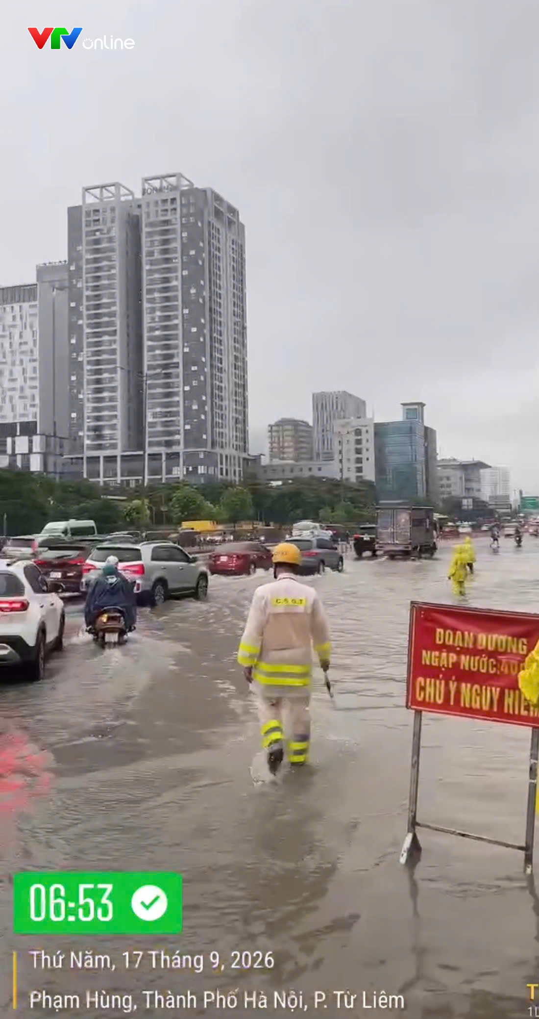 Mưa lớn gây ngập sâu tại Hà Nội: CSGT căng mình phân luồng, hỗ trợ người dân - Ảnh 2.