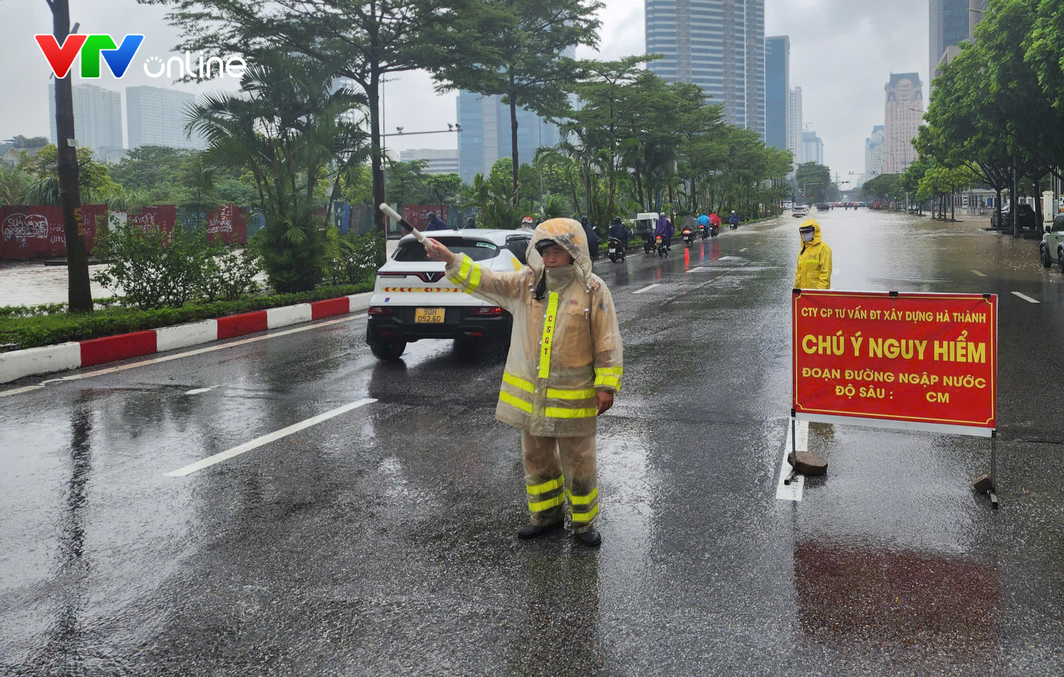 Mưa lớn gây ngập sâu tại Hà Nội: CSGT căng mình phân luồng, hỗ trợ người dân - Ảnh 1.