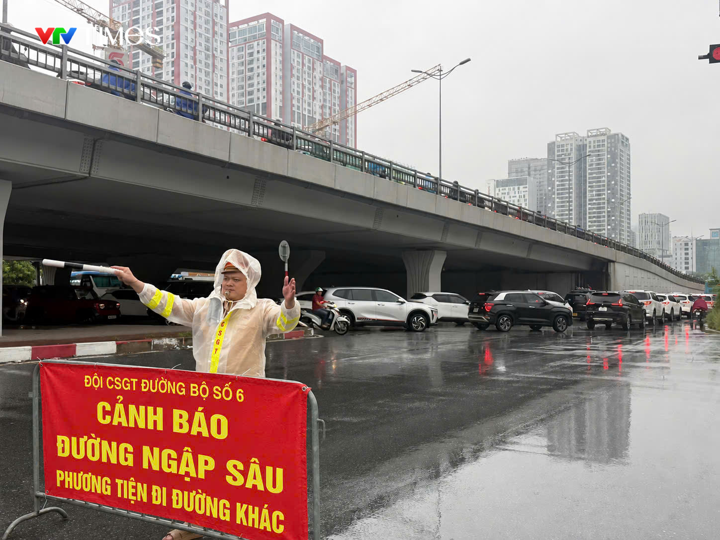 Mưa lớn gây ngập sâu tại Hà Nội: CSGT căng mình phân luồng, hỗ trợ người dân - Ảnh 4.