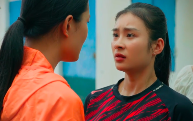 Đội bóng nữ làng Xuân - Tập 6: "Thấy chuyện bất bình chẳng tha", Minh dính loạt điều tiếng - Ảnh 10.