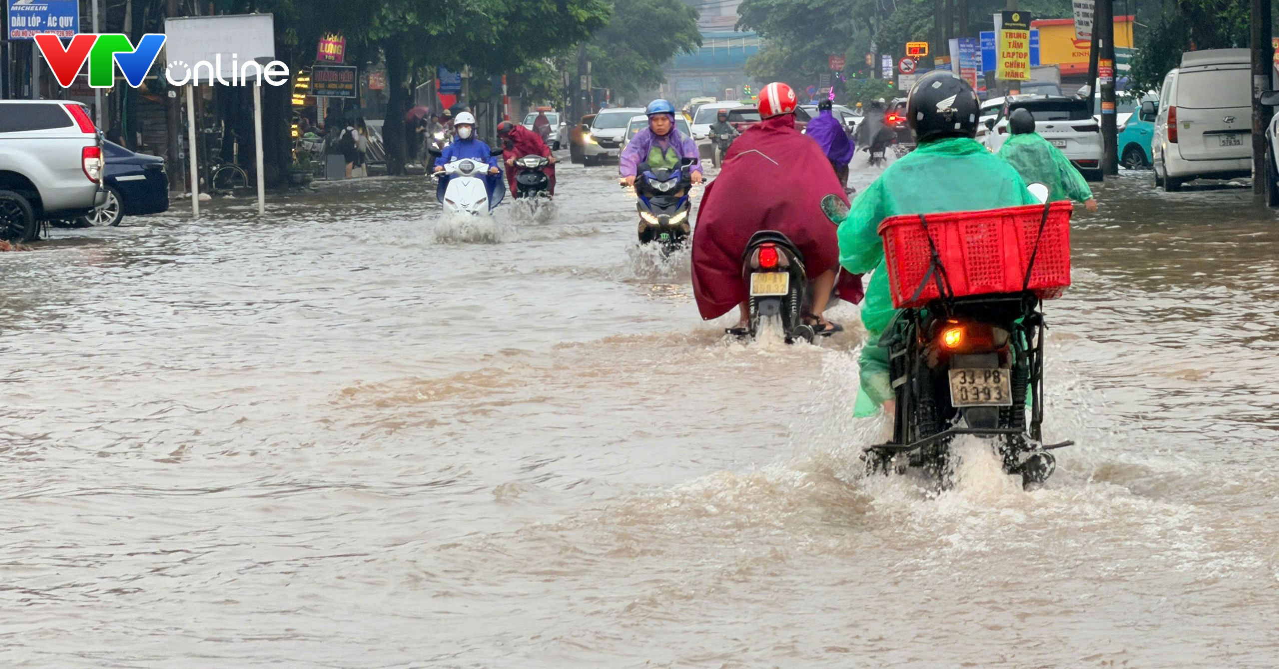 Mưa lớn gây ngập sâu tại Hà Nội: CSGT căng mình phân luồng, hỗ trợ người dân - Ảnh 3.
