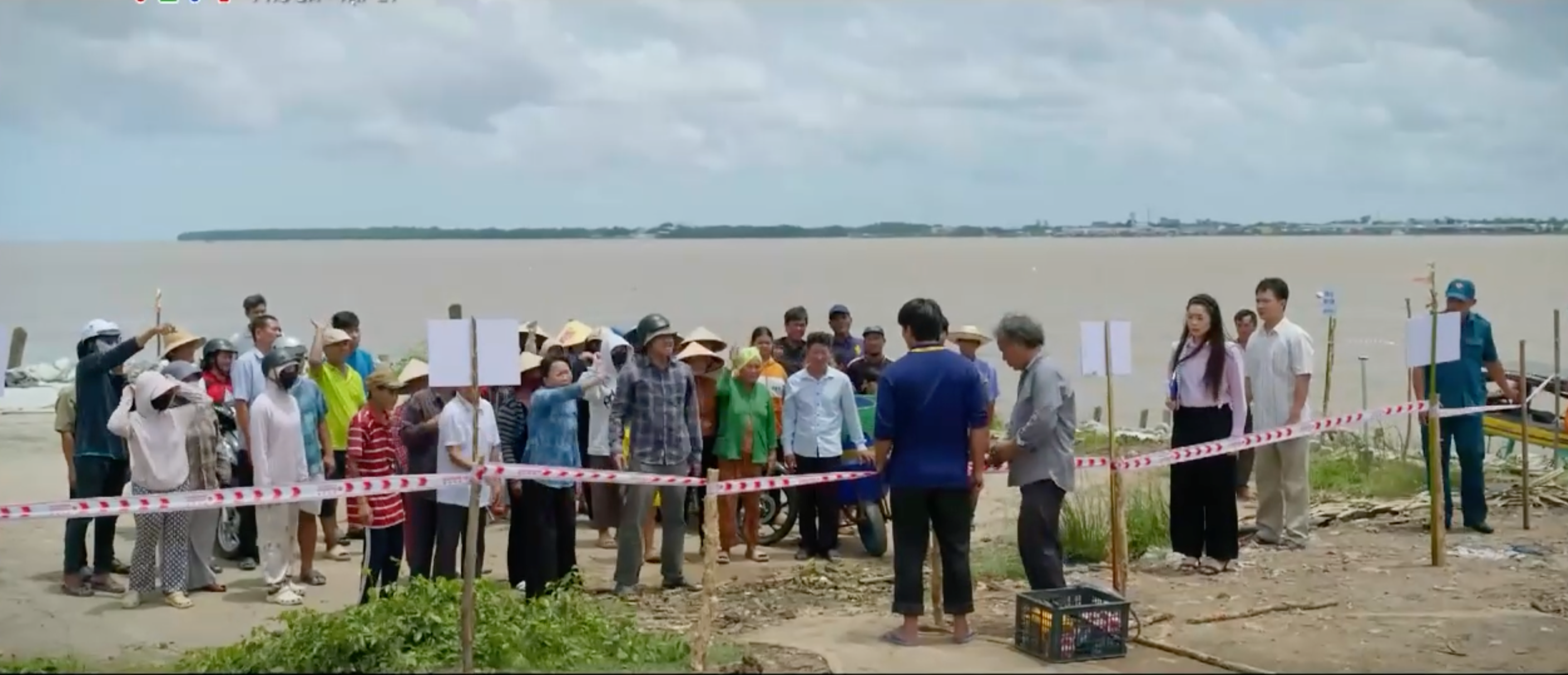 Phù sa - Tập 21: Chơn ra sức cảnh báo nguy hiểm, cả làng vẫn quay lưng - Ảnh 2.