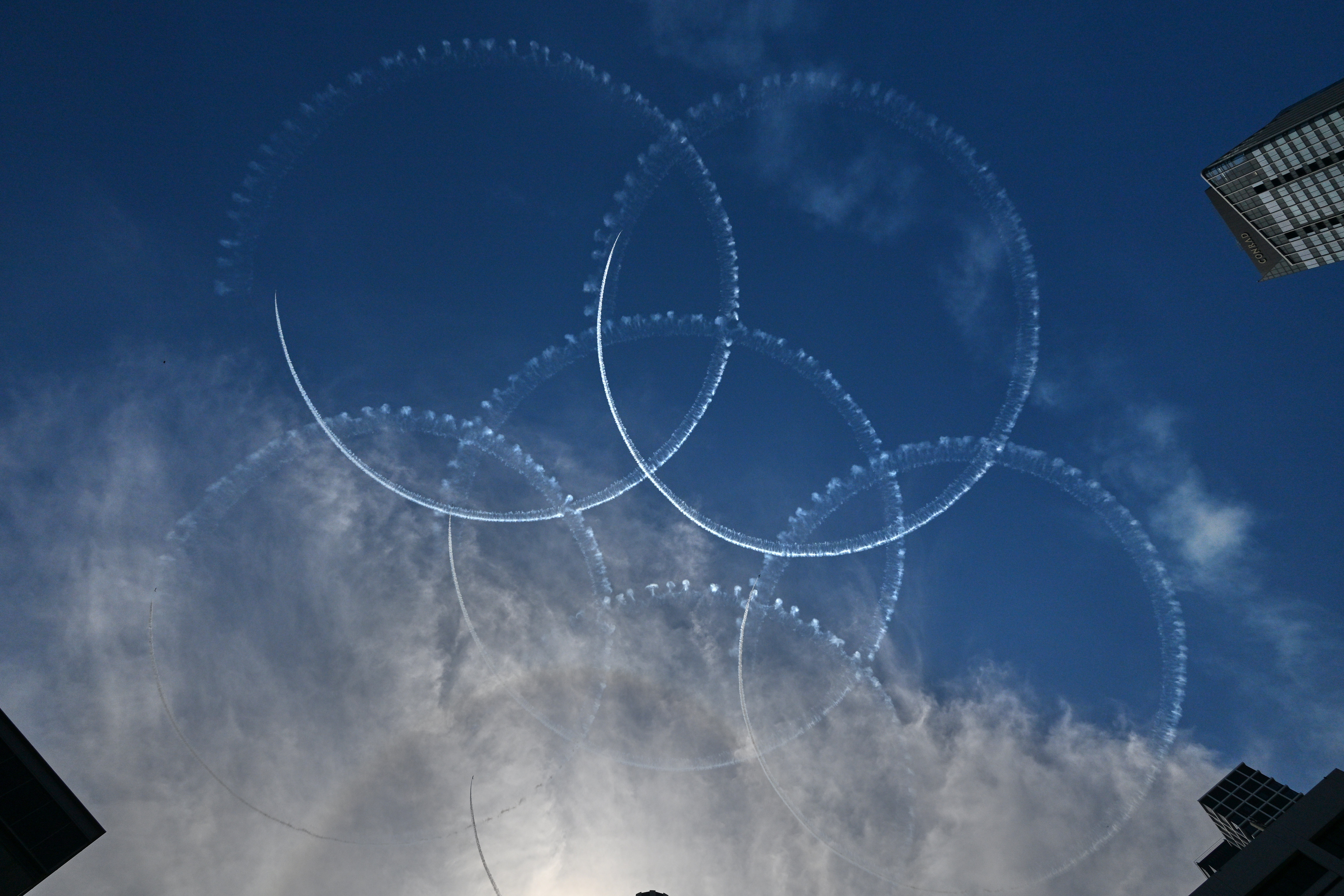 Biên đội bay Blue Impulse "vẽ mây" trên bầu trời Nagoya, chào đón ASIAD 20- Ảnh 1.