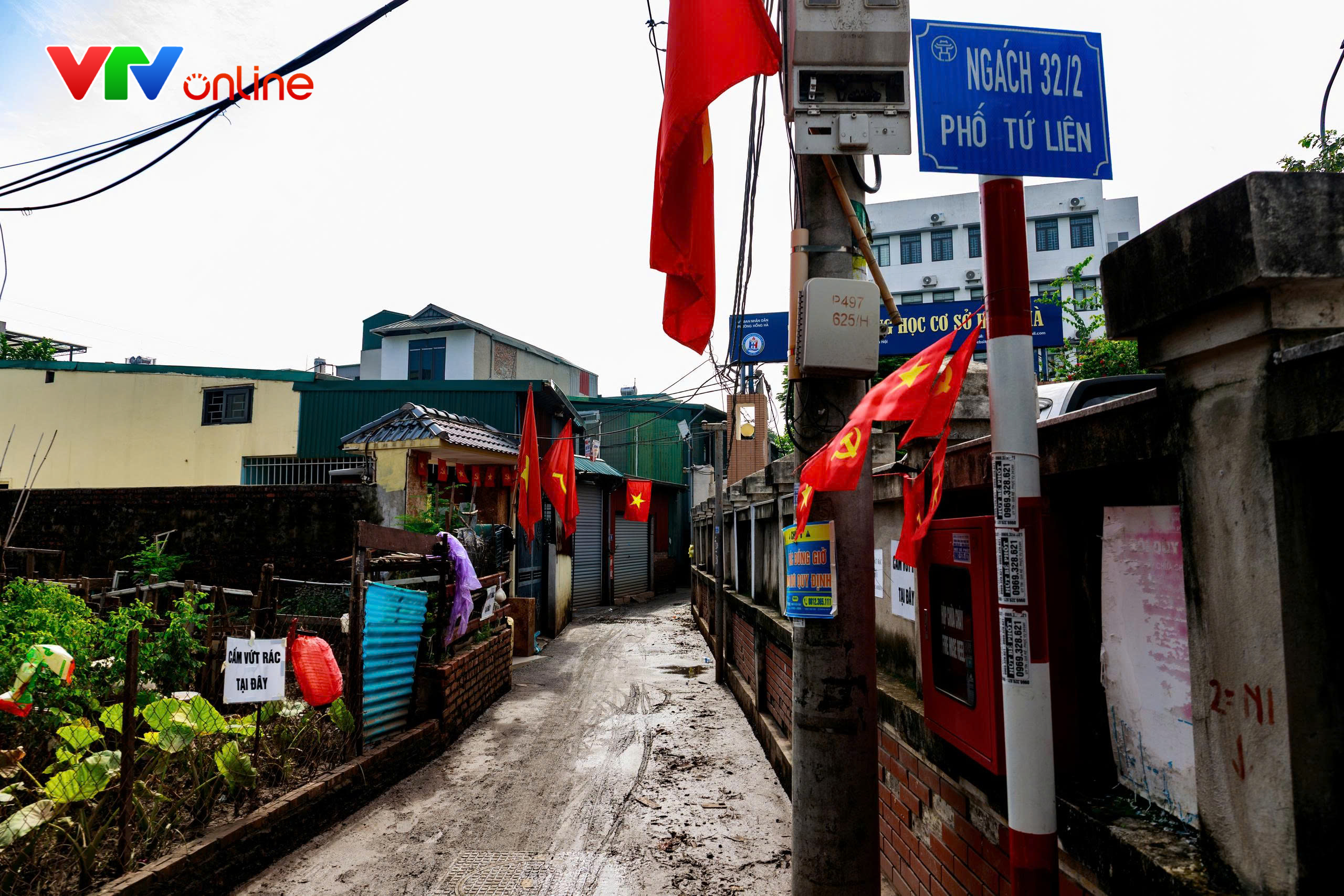 Người dân Tứ Liên tất bật dọn bùn đất, thu gom đồ đạc hư hỏng sau ngập - Ảnh 10.
