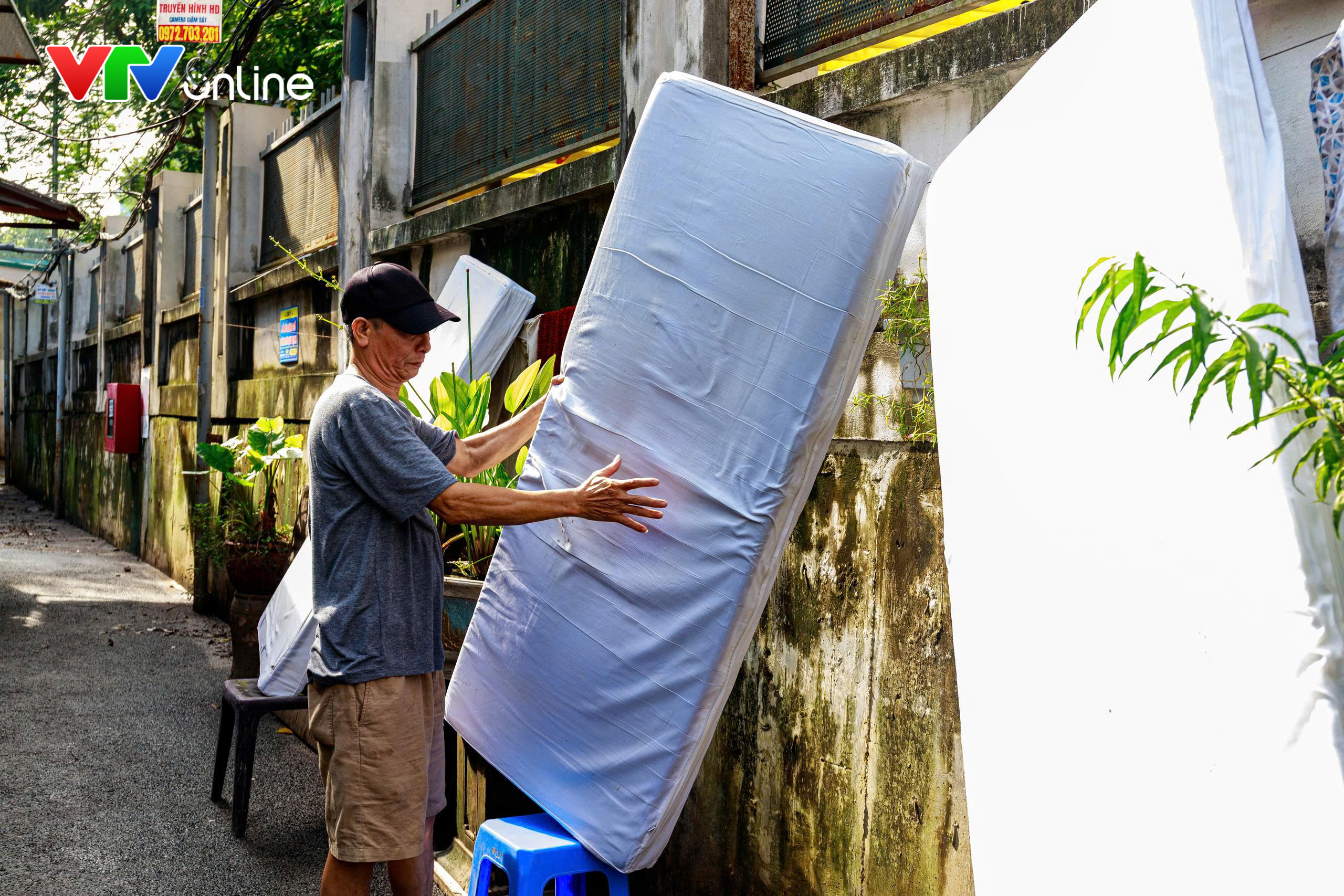 Người dân Tứ Liên tất bật dọn bùn đất, thu gom đồ đạc hư hỏng sau ngập - Ảnh 8.