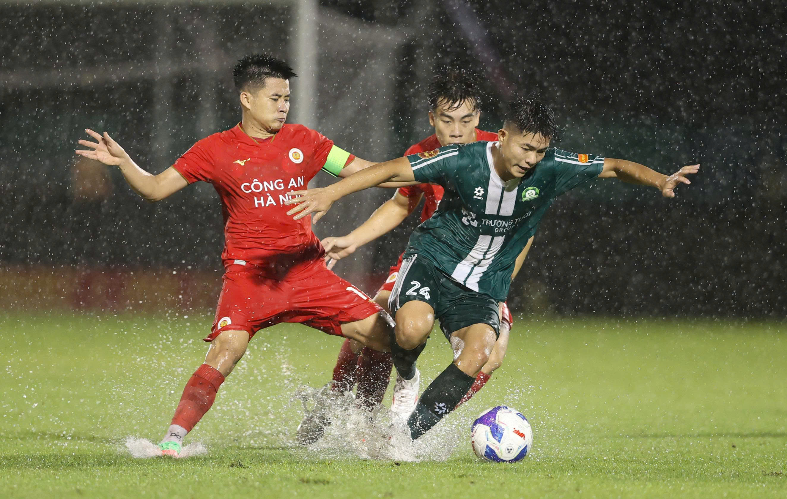 Thua CAHN 0-3, CLB TP Đồng Nai nhận thất bại thứ 3 liên tiếp- Ảnh 7. Thua CAHN 0-3, CLB TP Đồng Nai nhận thất bại thứ 3 liên tiếp- Ảnh 7.
