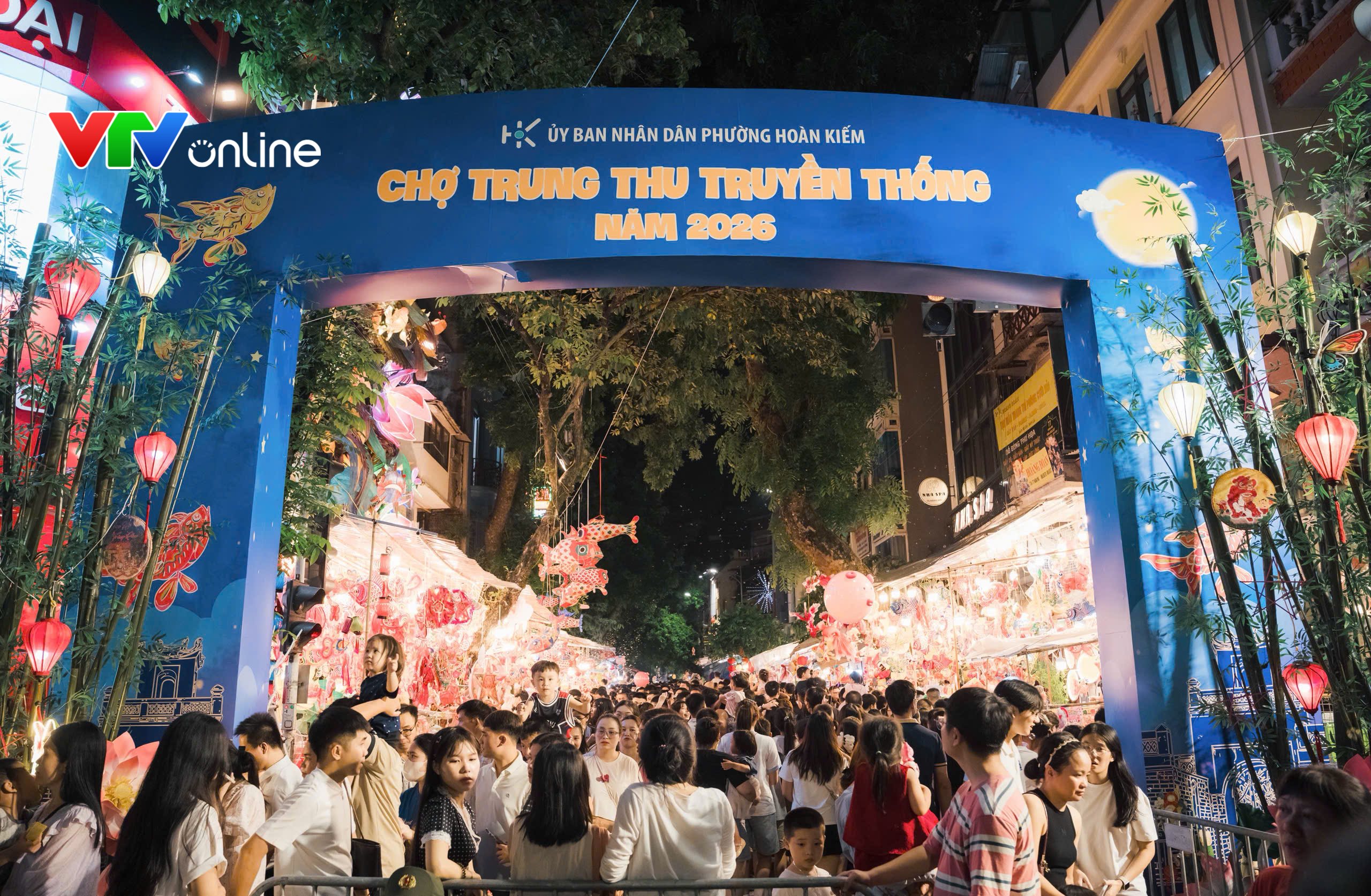 Phố Hàng Mã "lên đèn" đón Trung thu, người trẻ tấp nập đến "check-in" - Ảnh 1.
