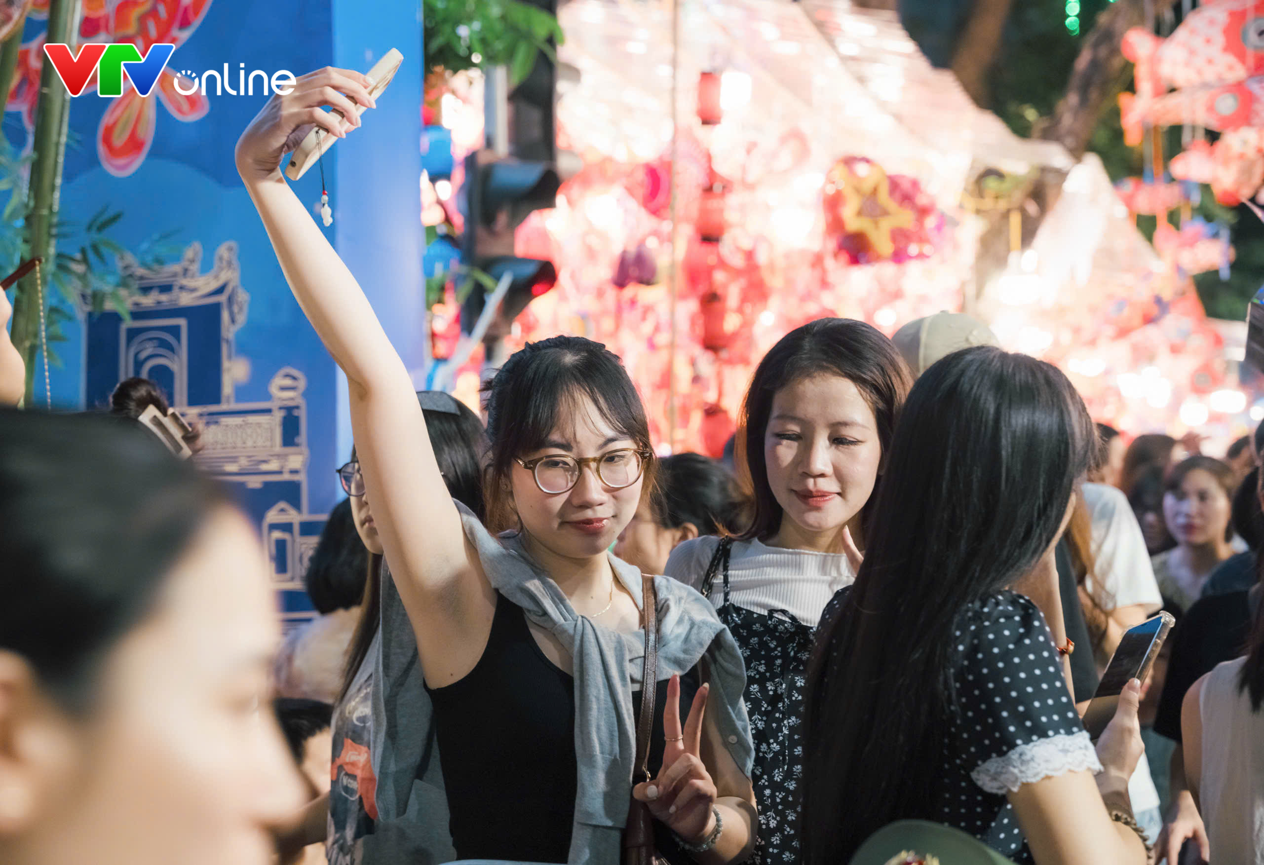 Phố Hàng Mã "lên đèn" đón Trung thu, người trẻ tấp nập đến "check-in" - Ảnh 6.