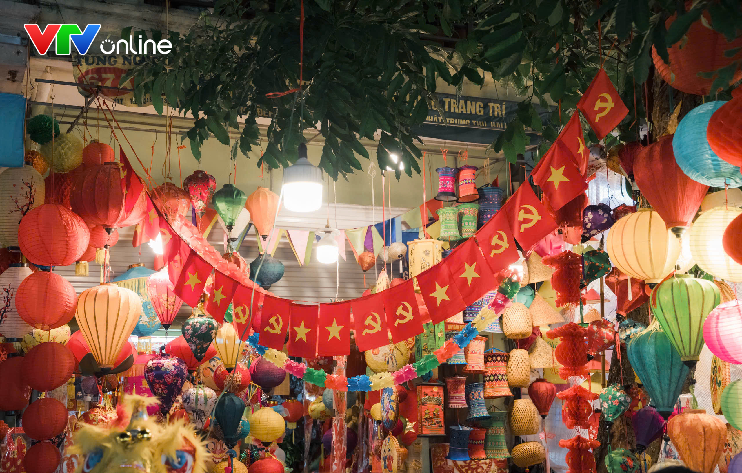 Phố Hàng Mã "lên đèn" đón Trung thu, người trẻ tấp nập đến "check-in" - Ảnh 3.