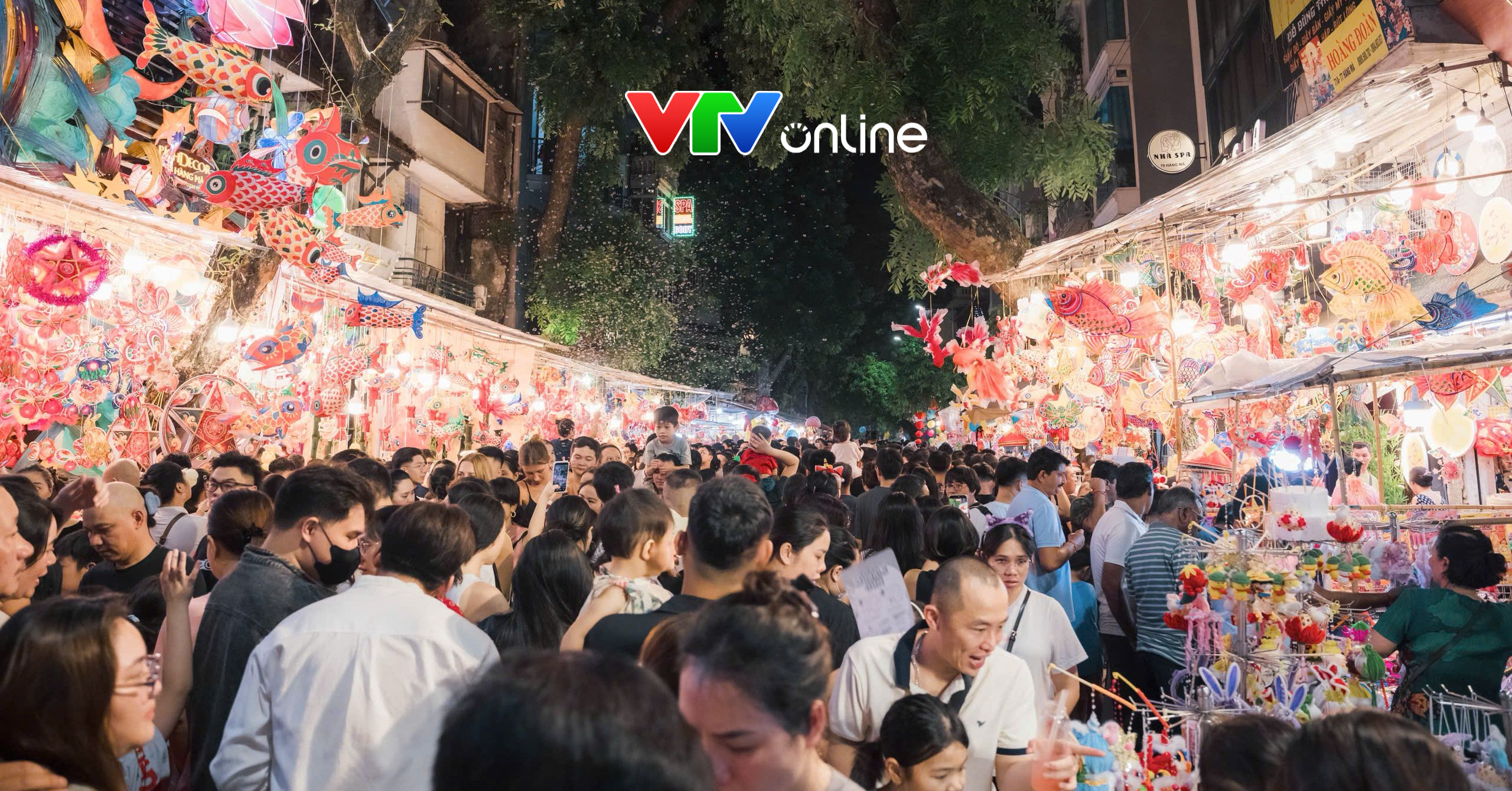 Phố Hàng Mã "lên đèn" đón Trung thu, người trẻ tấp nập đến "check-in" - Ảnh 2.
