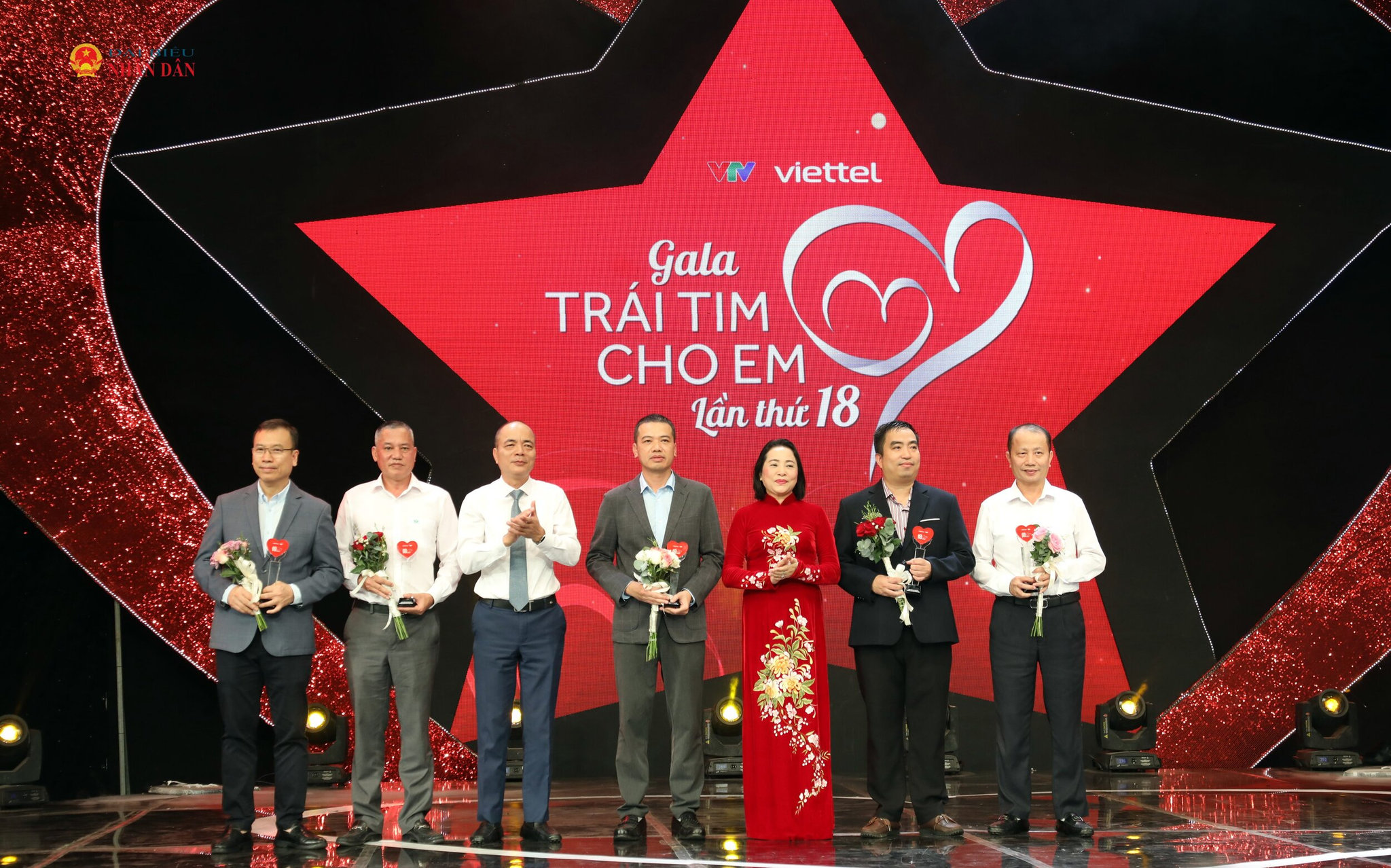 Gala Trái tim cho em: 18 năm thắp sáng ước mơ cho gần 8.000 trẻ em mắc tim bẩm sinh - Ảnh 11.