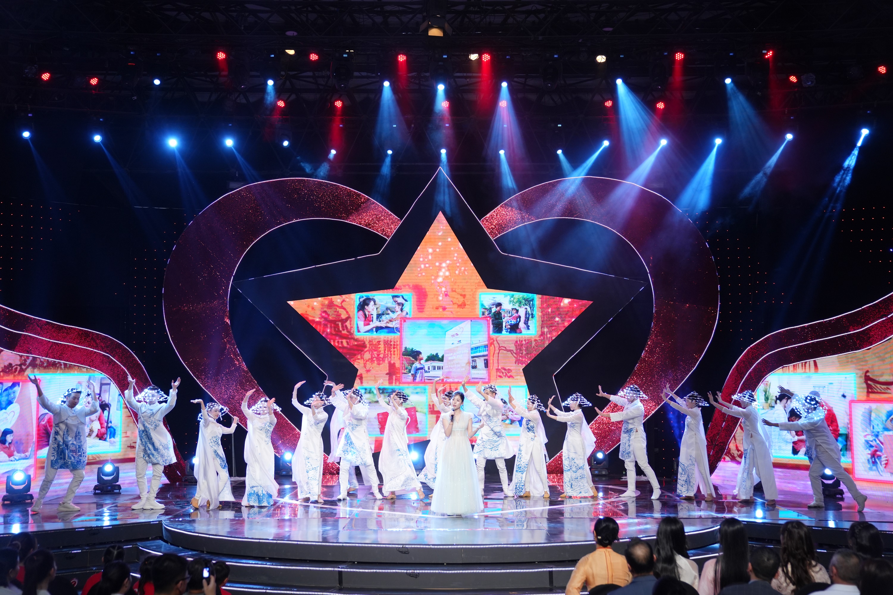 Gala Tr&aacute;i tim cho em: 18 năm thắp s&aacute;ng ước mơ cho gần 8.000 trẻ em mắc tim bẩm sinh - Ảnh 14.
