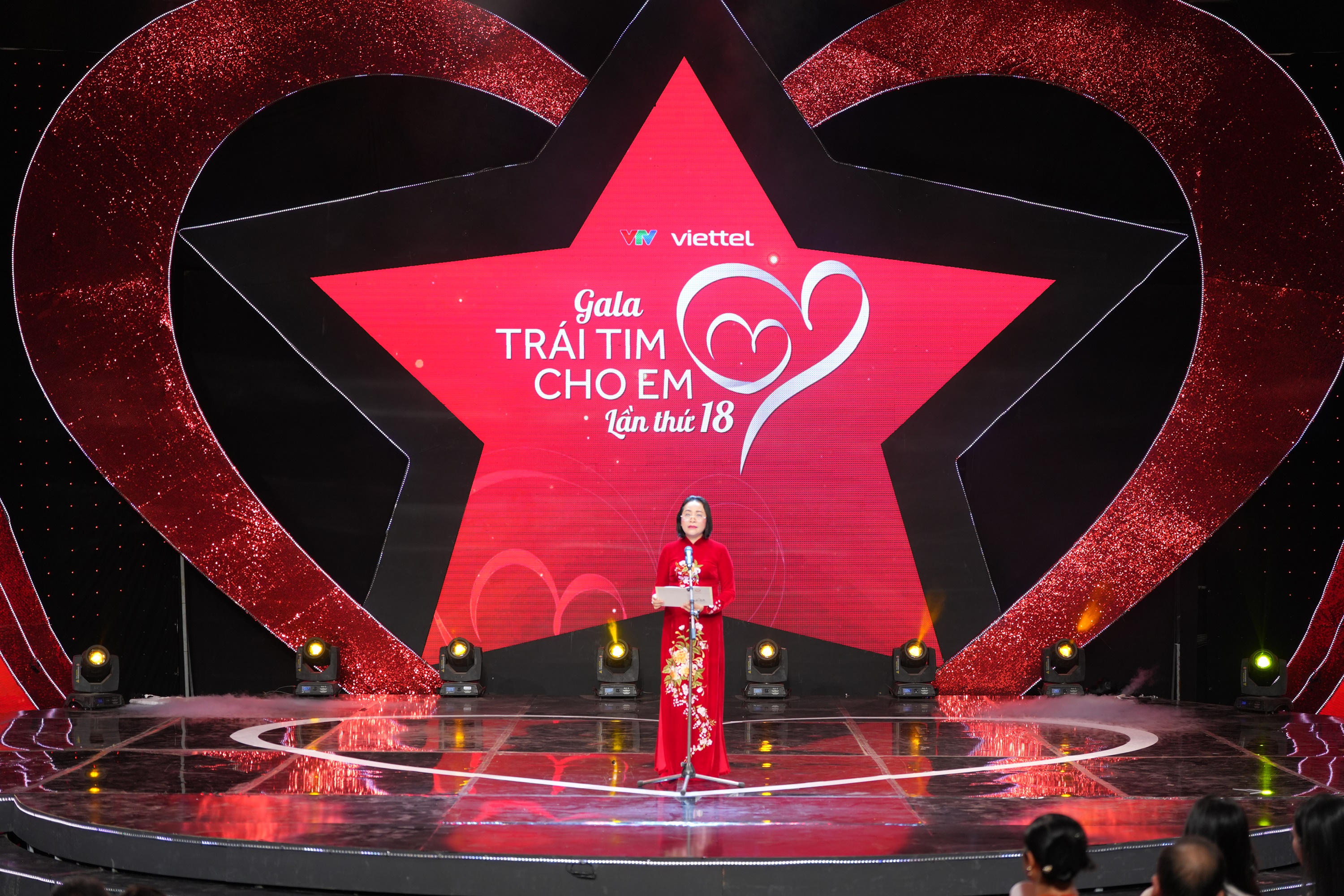 Gala Tr&aacute;i tim cho em: 18 năm thắp s&aacute;ng ước mơ cho gần 8.000 trẻ em mắc tim bẩm sinh - Ảnh 10.