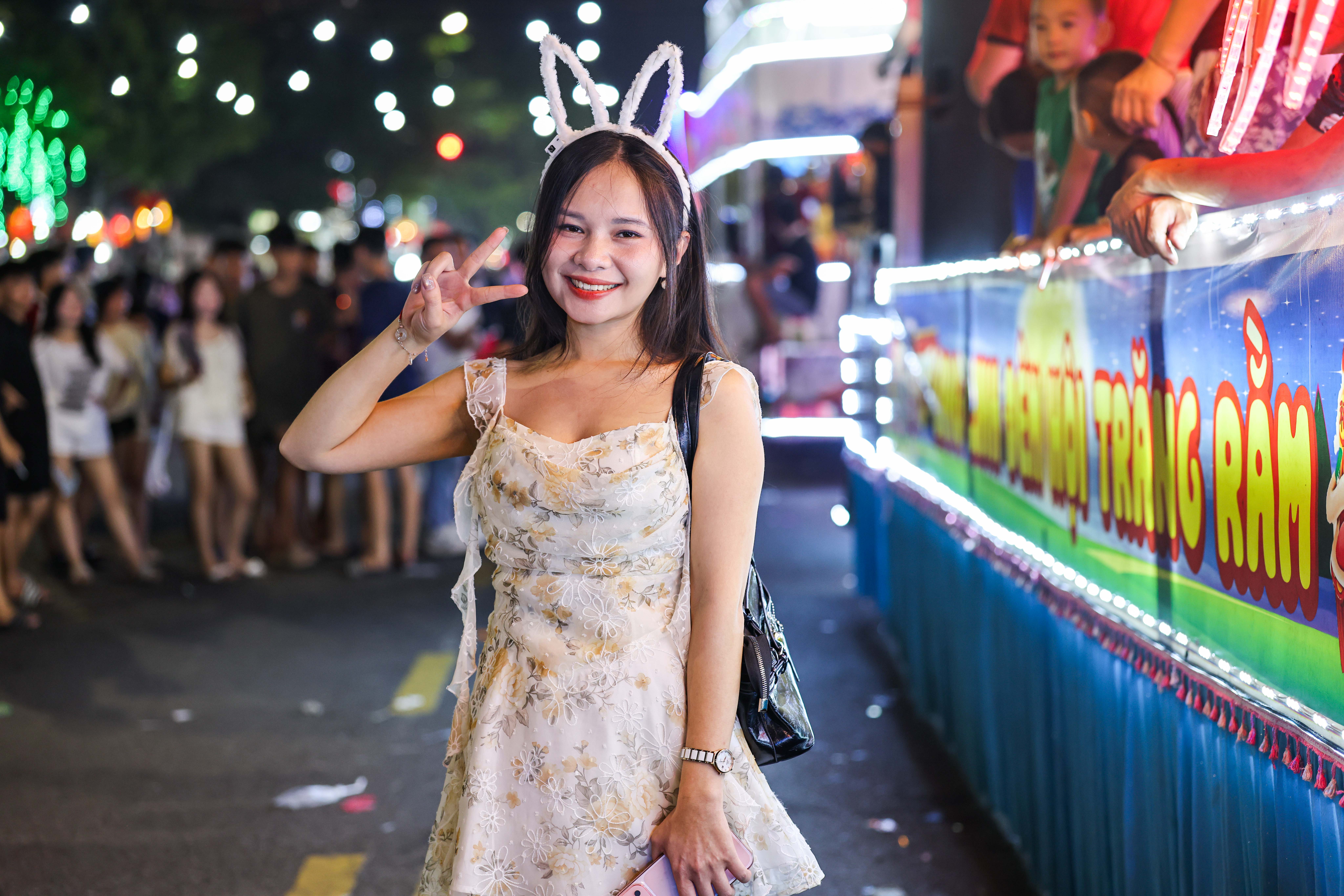“Biển người” hòa cùng những mô hình đèn Trung thu khổng lồ tại Đêm hội Thành Tuyên - Ảnh 17.
