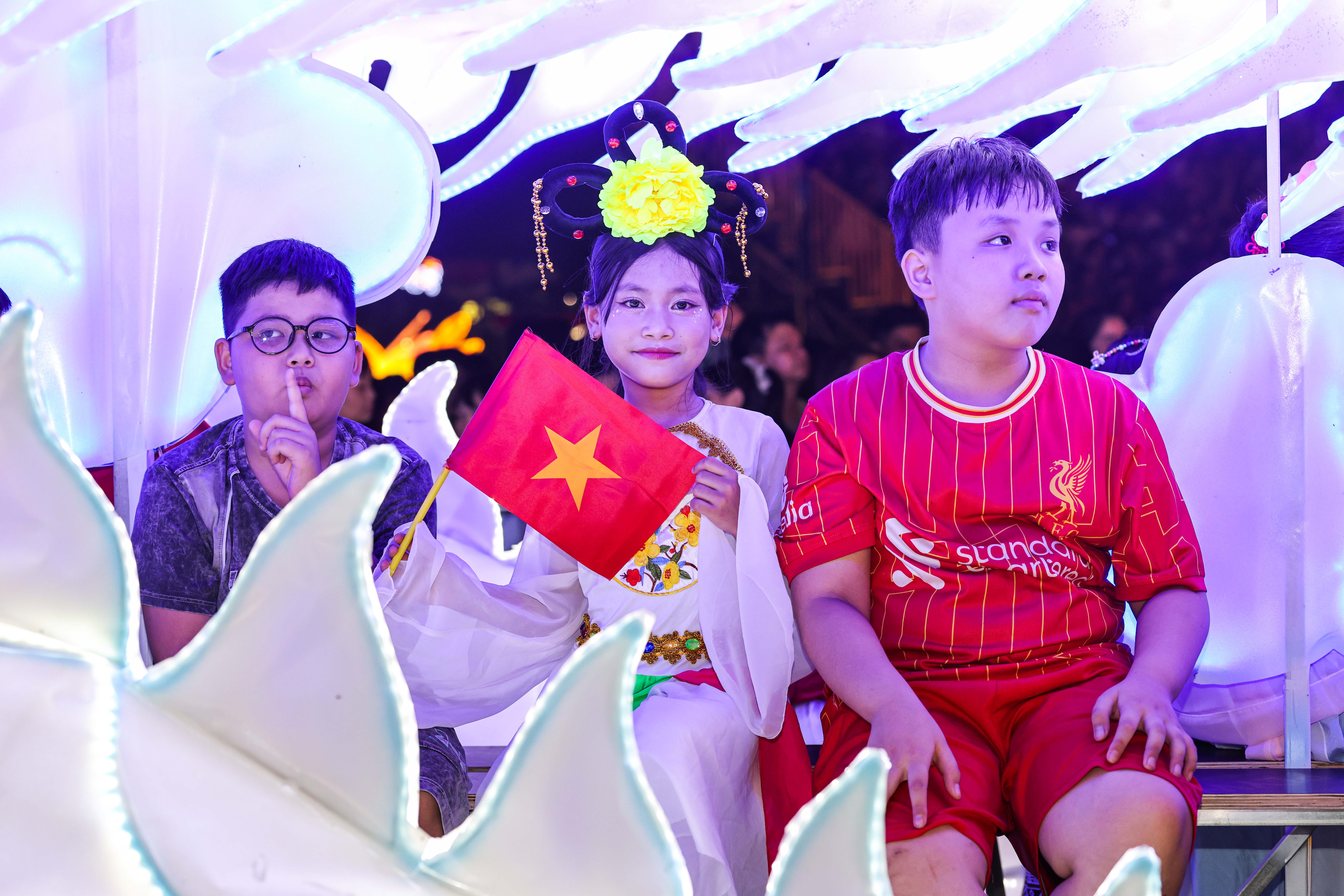 “Biển người” hòa cùng những mô hình đèn Trung thu khổng lồ tại Đêm hội Thành Tuyên - Ảnh 16.