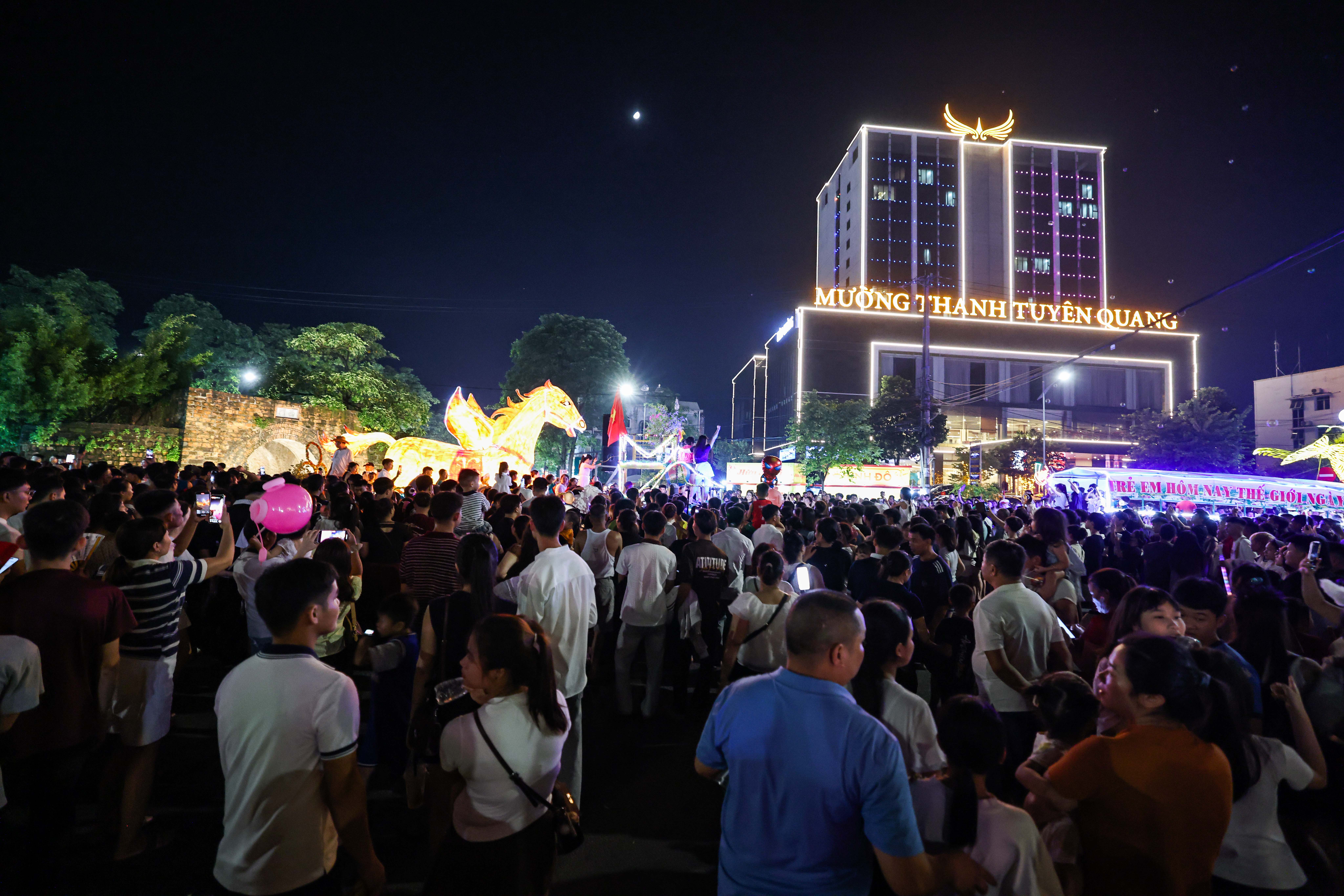 “Biển người” hòa cùng những mô hình đèn Trung thu khổng lồ tại Đêm hội Thành Tuyên - Ảnh 14.