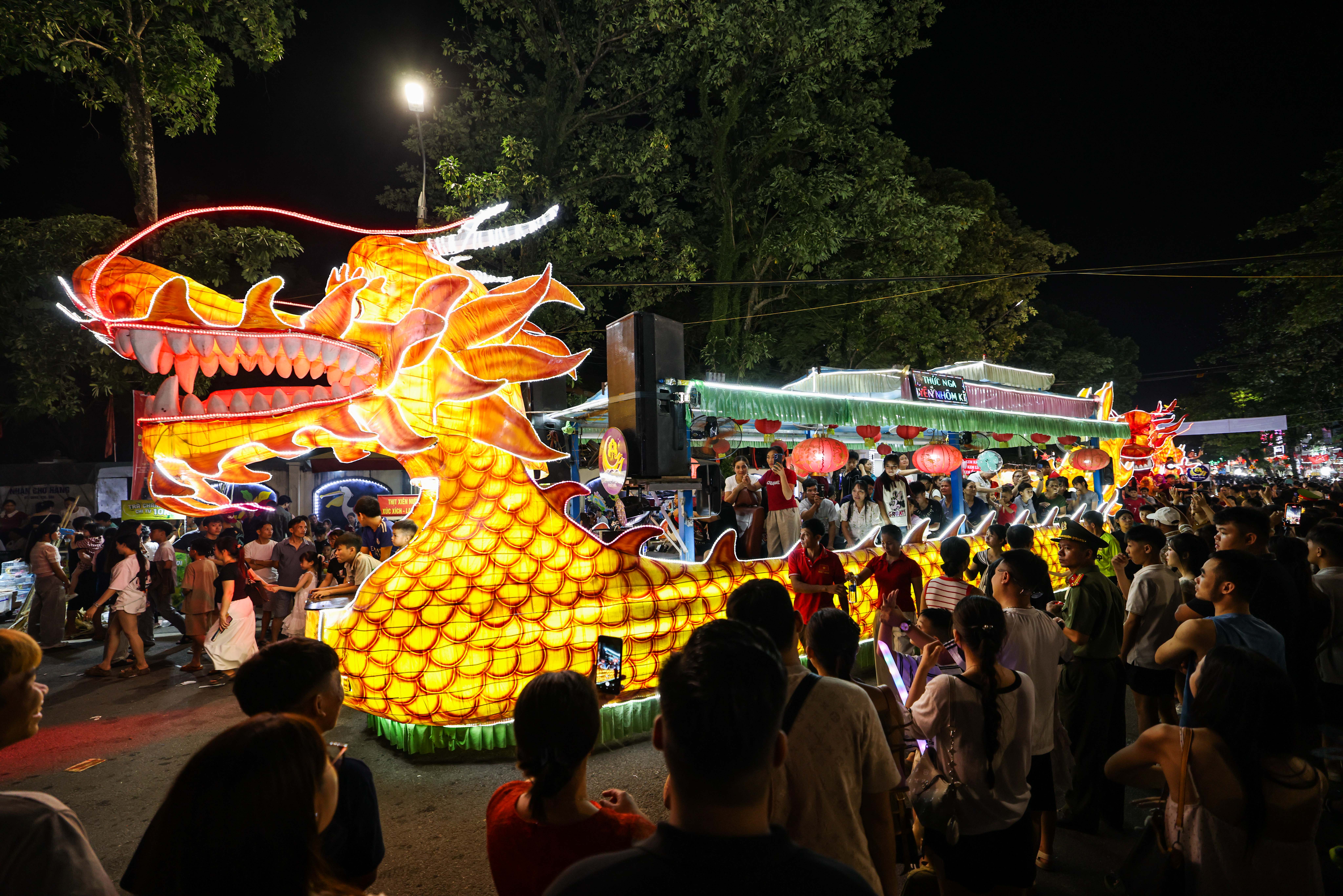 “Biển người” hòa cùng những mô hình đèn Trung thu khổng lồ tại Đêm hội Thành Tuyên - Ảnh 11.
