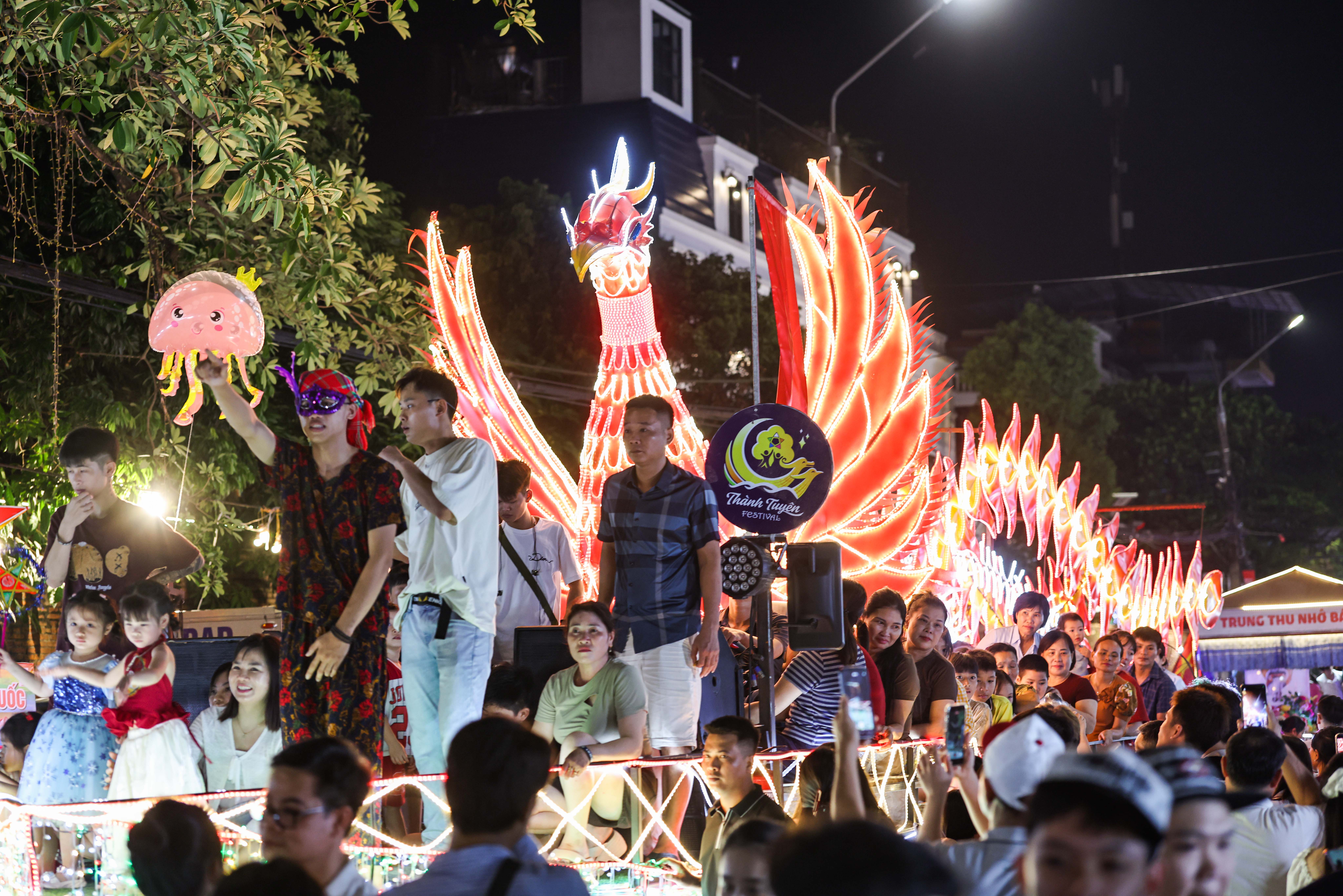 “Biển người” hòa cùng những mô hình đèn Trung thu khổng lồ tại Đêm hội Thành Tuyên - Ảnh 13.