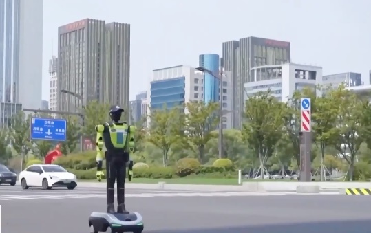Robot cảnh sát giao thông Trung Quốc trở lại đường phố - Ảnh 1.