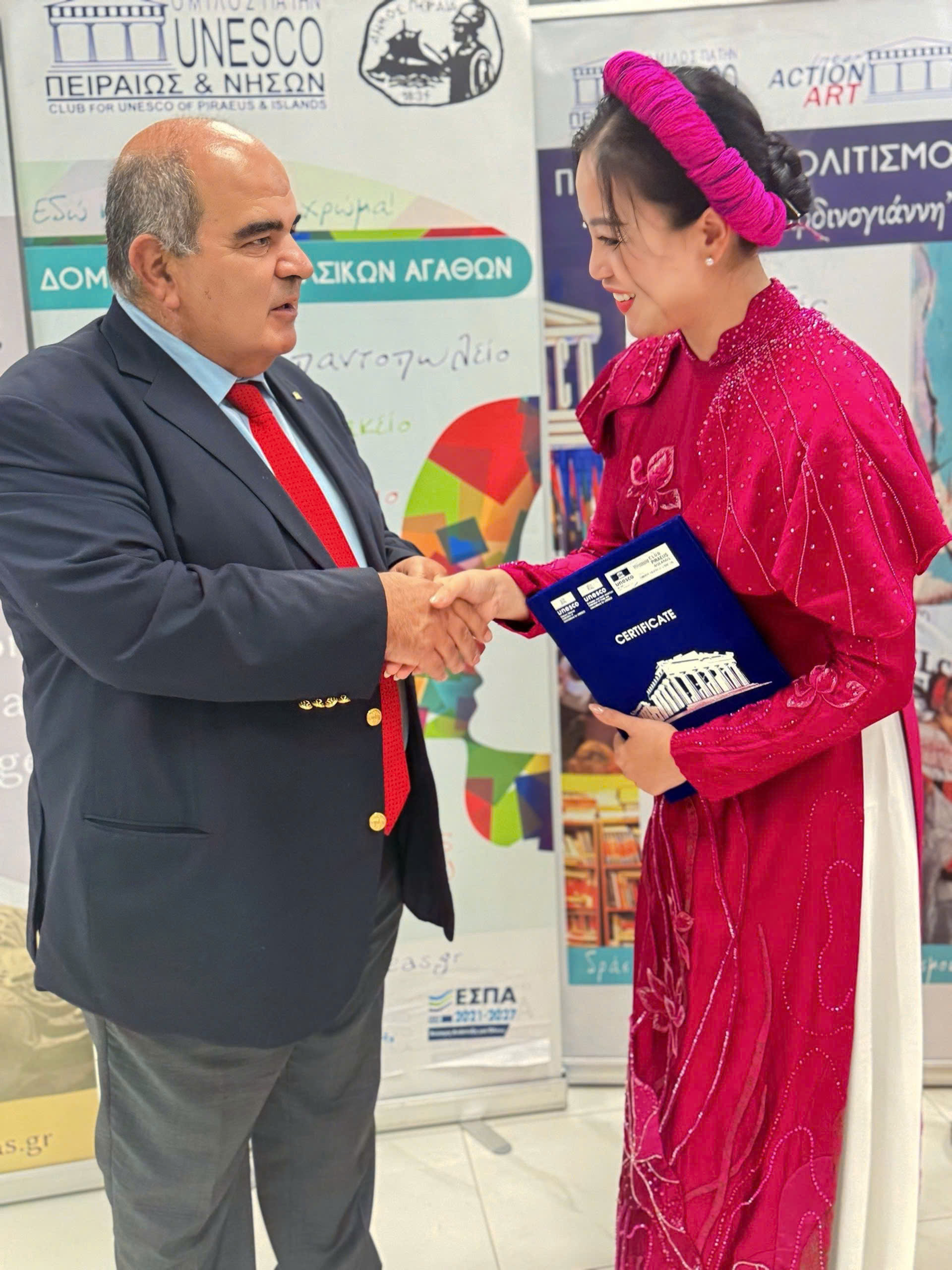 Huyền Trang nhận giải “Nghệ sĩ tiên phong gìn giữ và phát huy âm nhạc dân gian 2026” tại Athens - Ảnh 1.