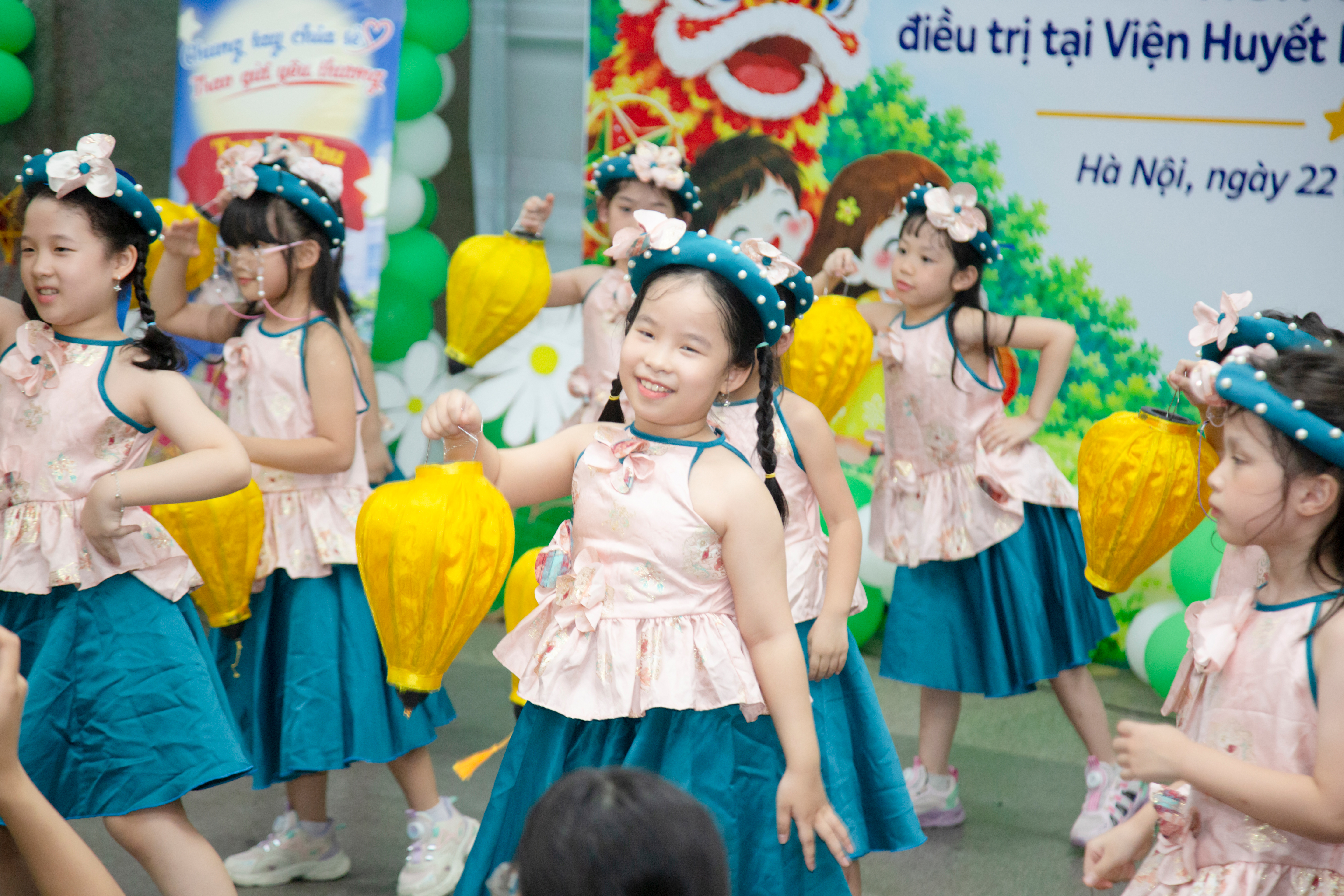 B&eacute; c&ugrave;ng chơi trăng - mang Trung thu đến với c&aacute;c bệnh nhi trong "viện m&aacute;u"- Ảnh 2.