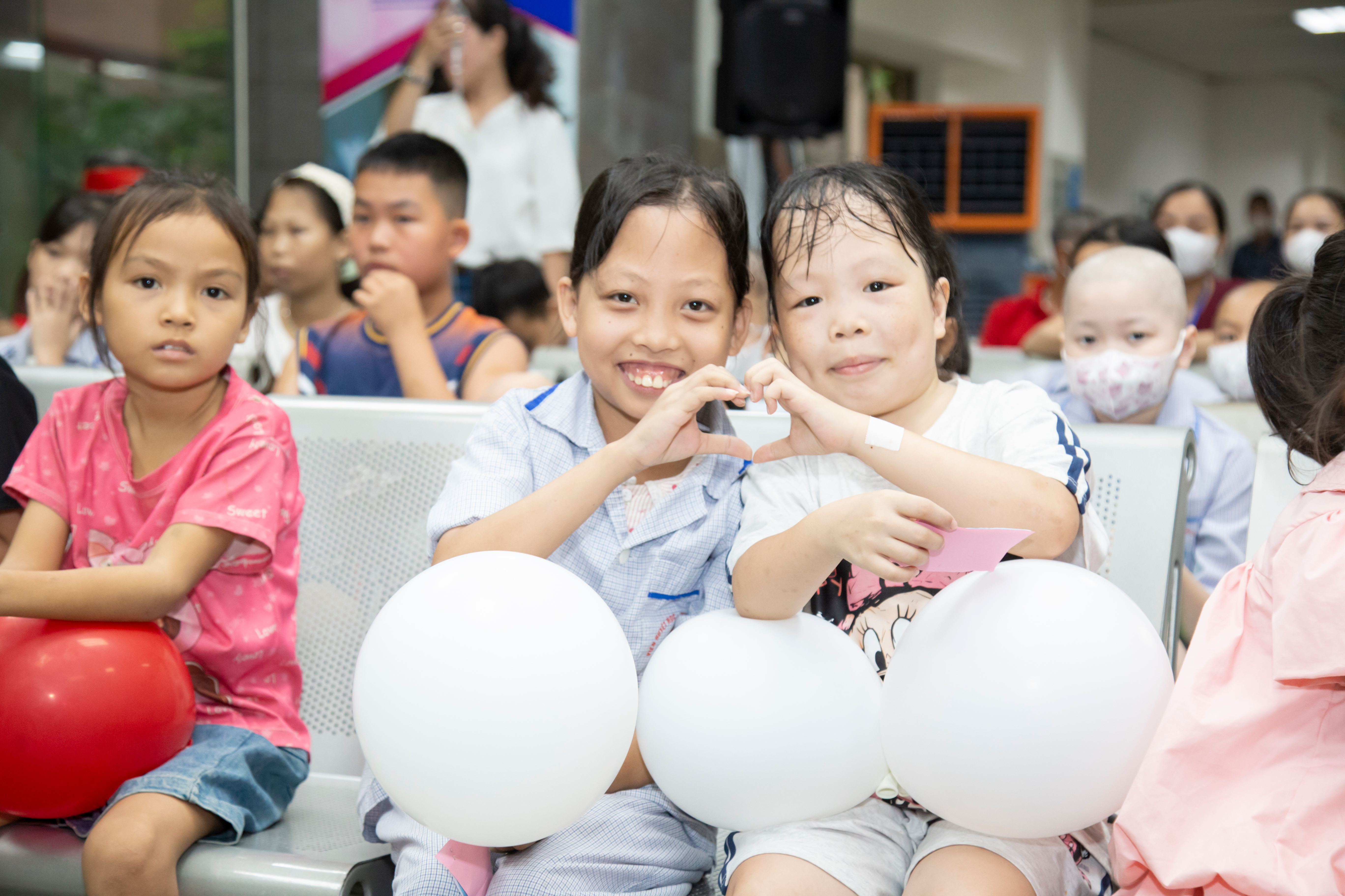 B&eacute; c&ugrave;ng chơi trăng - mang Trung thu đến với c&aacute;c bệnh nhi trong "viện m&aacute;u"- Ảnh 11.