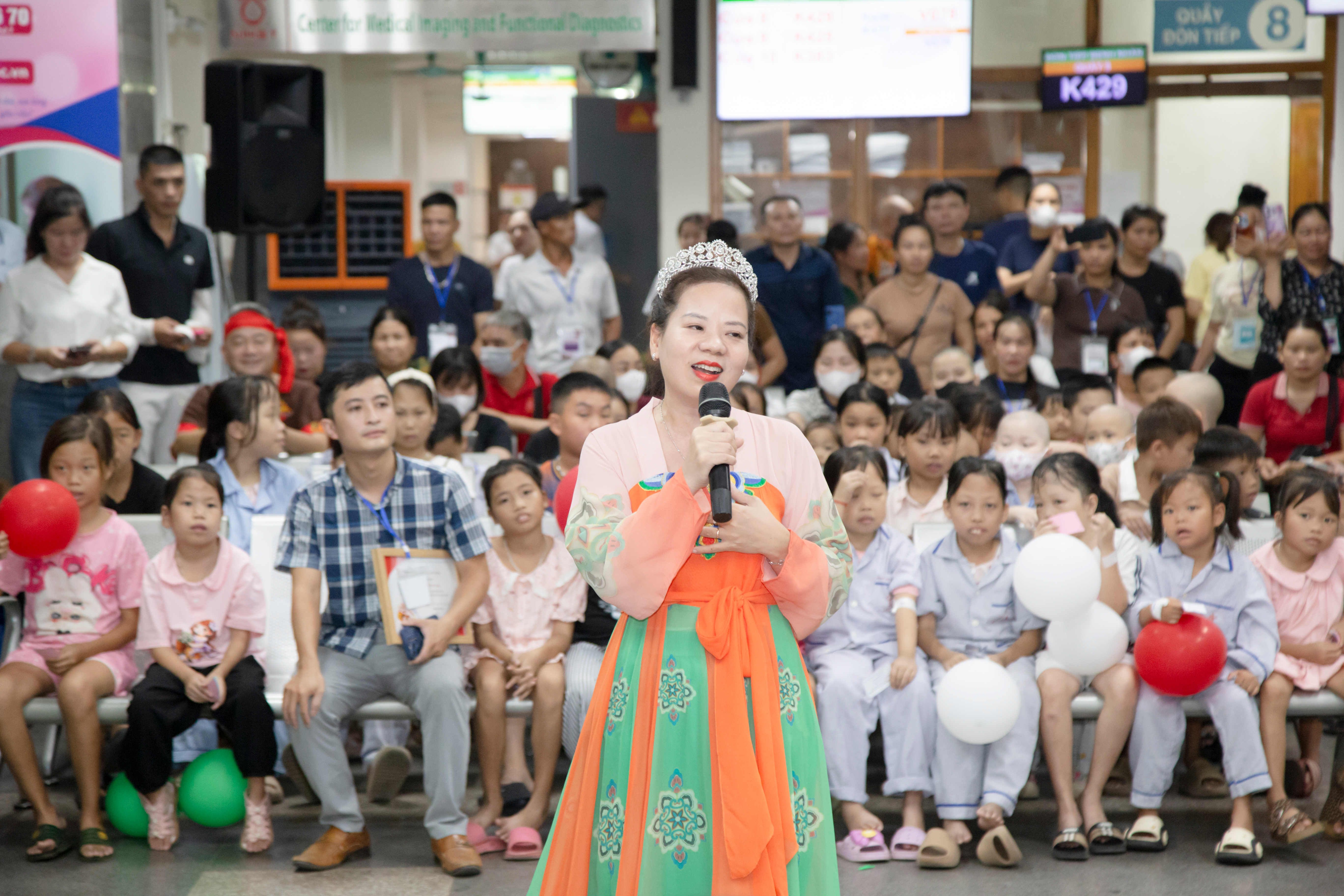 B&eacute; c&ugrave;ng chơi trăng - mang Trung thu đến với c&aacute;c bệnh nhi trong "viện m&aacute;u"- Ảnh 10.