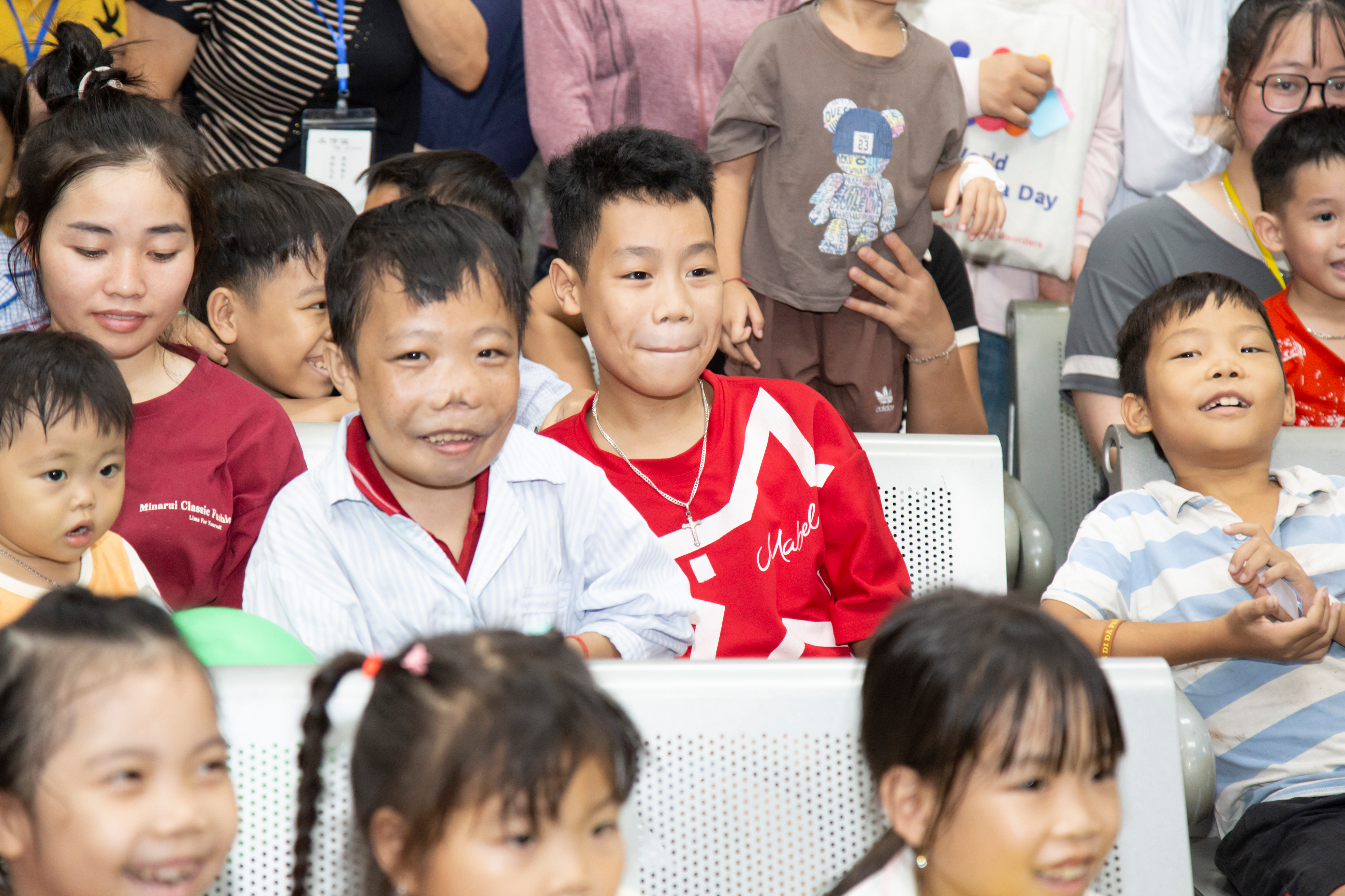 B&eacute; c&ugrave;ng chơi trăng - mang Trung thu đến với c&aacute;c bệnh nhi trong "viện m&aacute;u"- Ảnh 3.