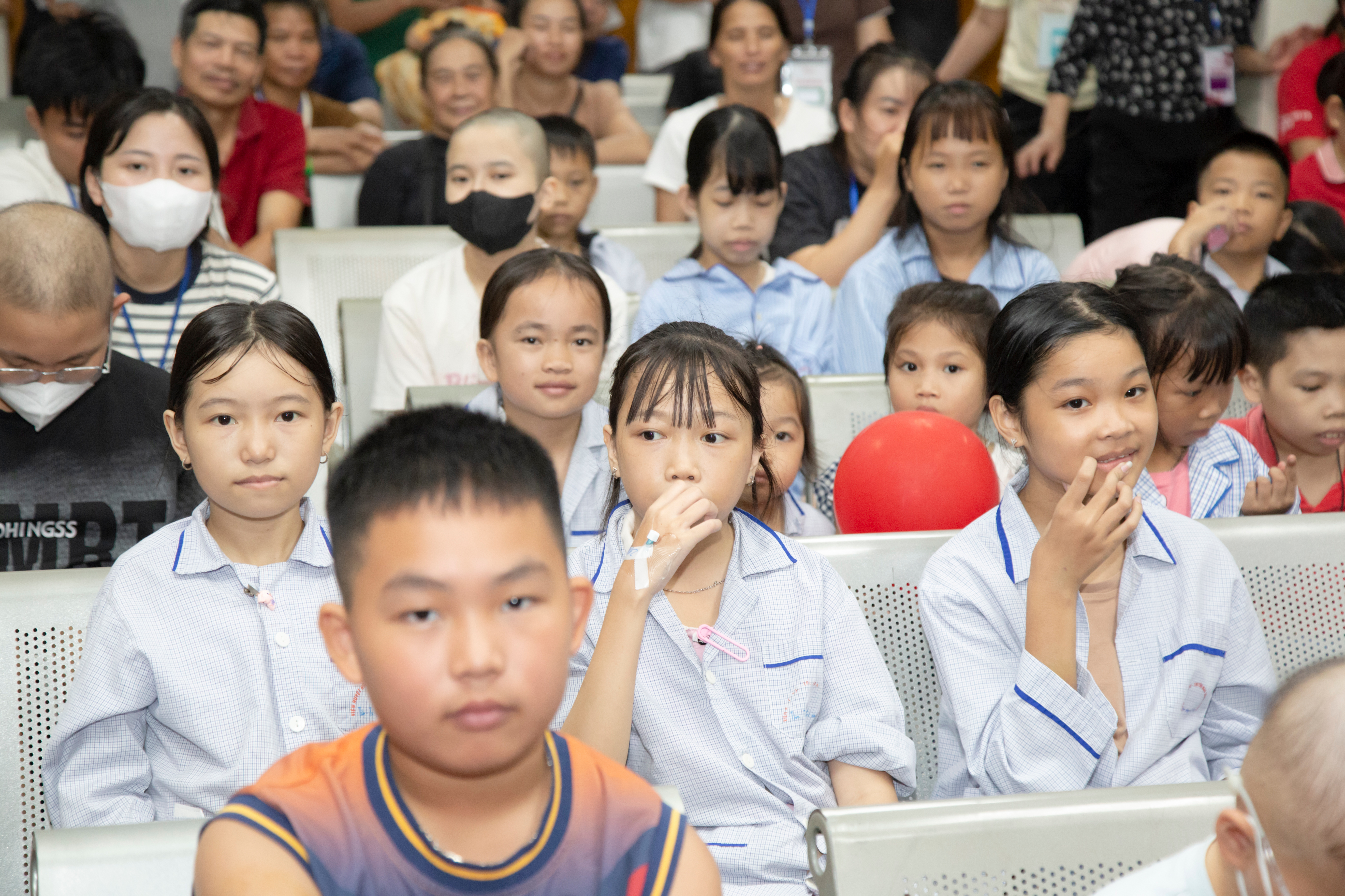B&eacute; c&ugrave;ng chơi trăng - mang Trung thu đến với c&aacute;c bệnh nhi trong "viện m&aacute;u"- Ảnh 7.