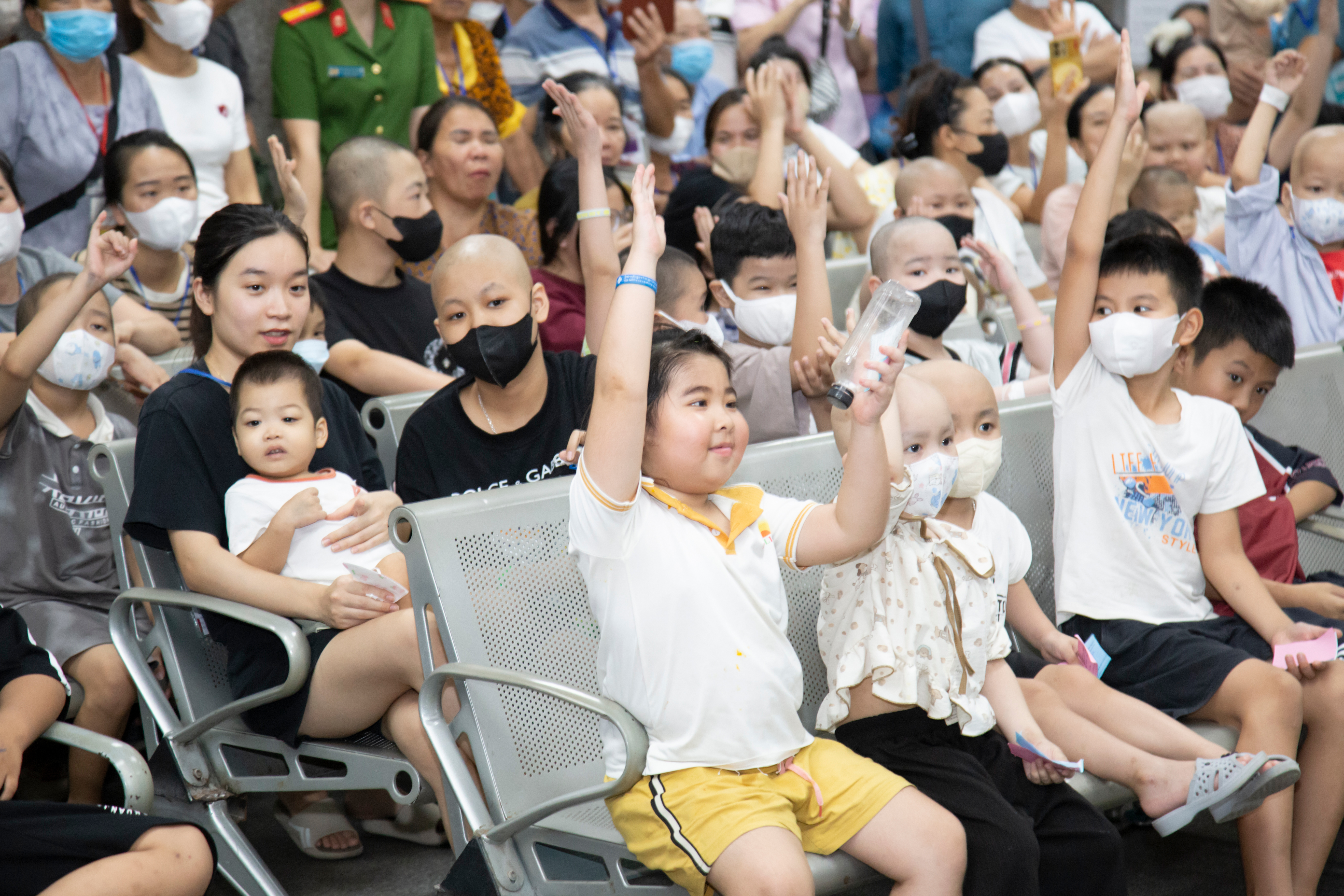 B&eacute; c&ugrave;ng chơi trăng - mang Trung thu đến với c&aacute;c bệnh nhi trong "viện m&aacute;u"- Ảnh 4.