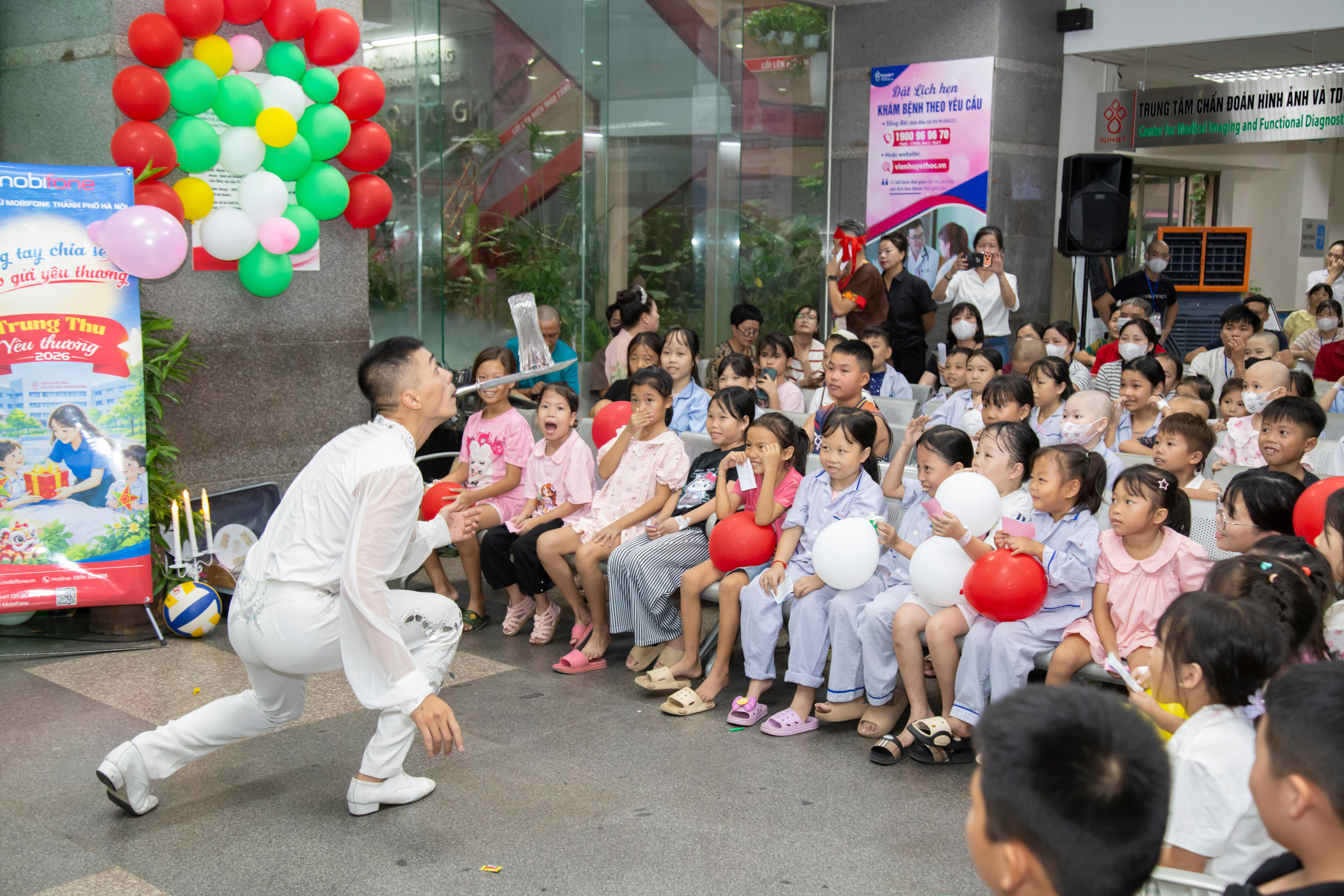 B&eacute; c&ugrave;ng chơi trăng - mang Trung thu đến với c&aacute;c bệnh nhi trong "viện m&aacute;u"- Ảnh 6.