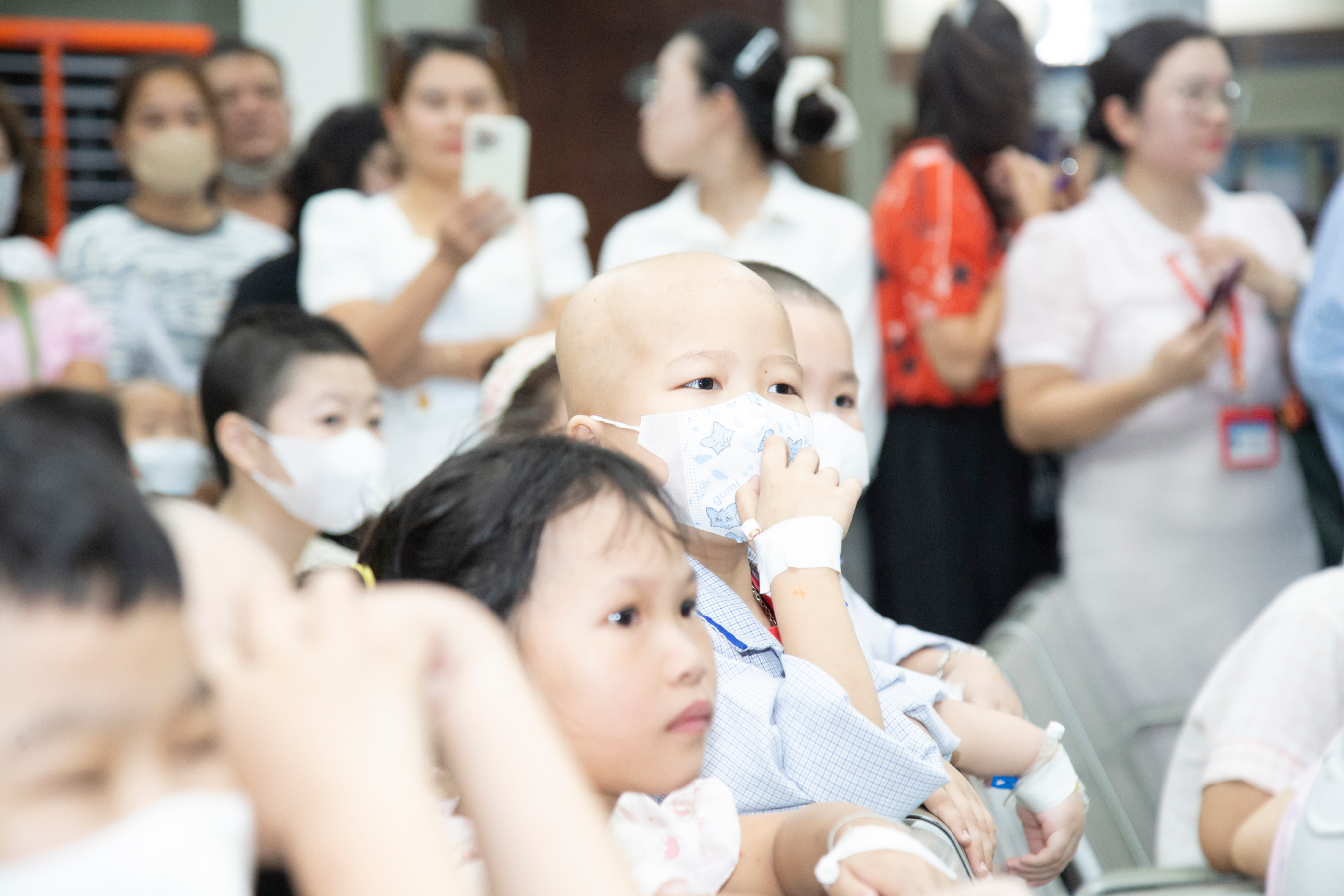 B&eacute; c&ugrave;ng chơi trăng - mang Trung thu đến với c&aacute;c bệnh nhi trong "viện m&aacute;u"- Ảnh 8.