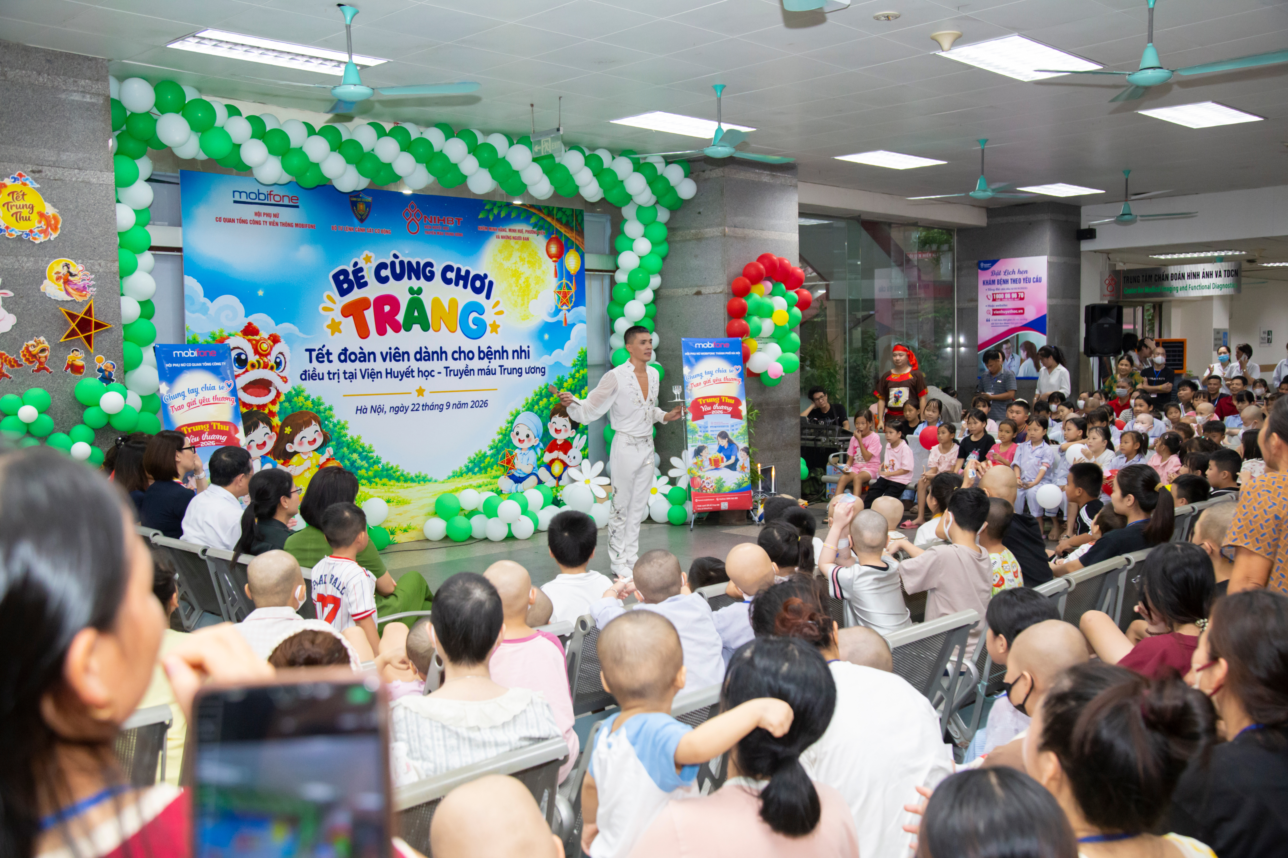 B&eacute; c&ugrave;ng chơi trăng - mang Trung thu đến với c&aacute;c bệnh nhi trong "viện m&aacute;u"- Ảnh 5.