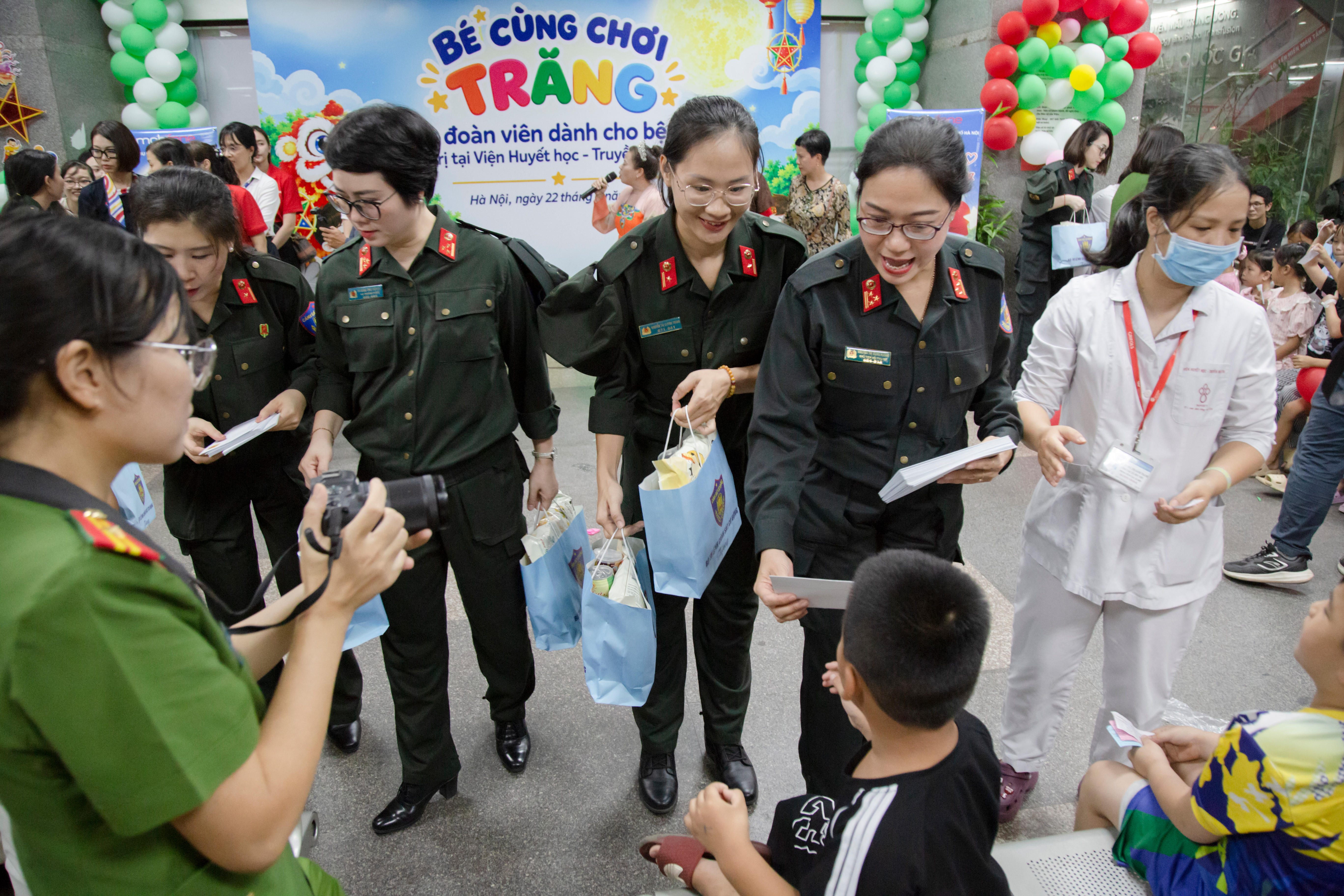 B&eacute; c&ugrave;ng chơi trăng - mang Trung thu đến với c&aacute;c bệnh nhi trong "viện m&aacute;u"- Ảnh 16.
