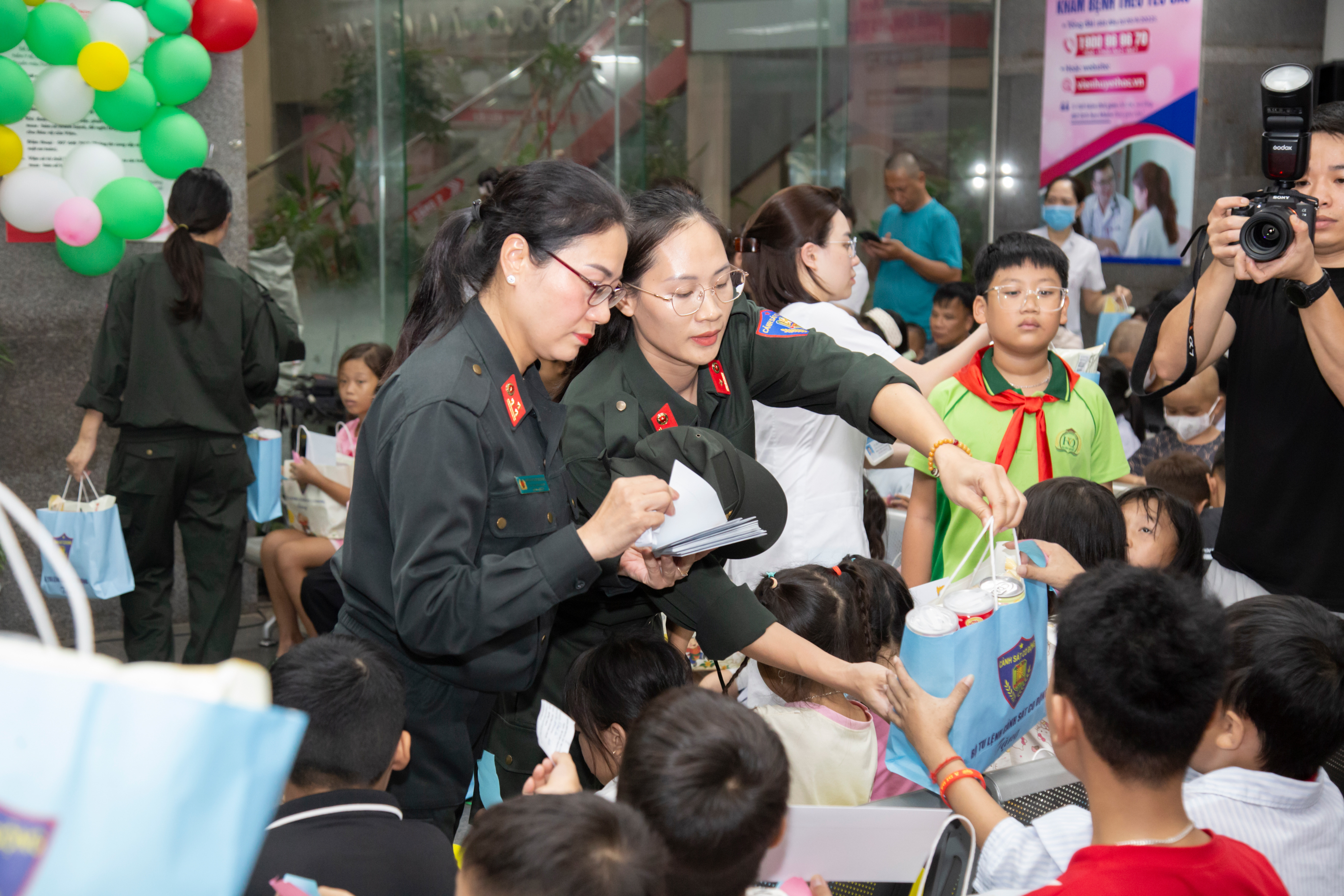 B&eacute; c&ugrave;ng chơi trăng - mang Trung thu đến với c&aacute;c bệnh nhi trong "viện m&aacute;u"- Ảnh 17.