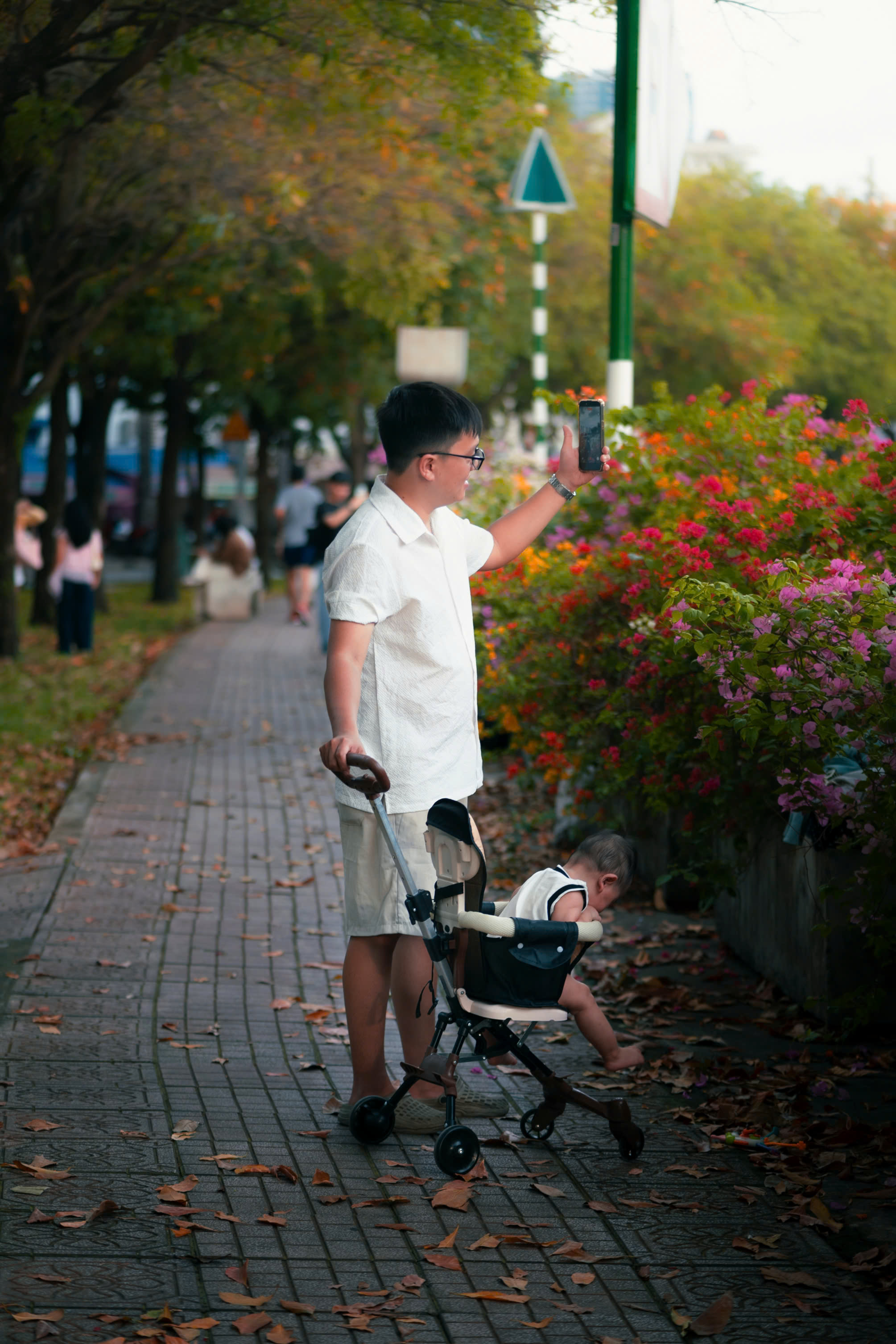 Một thoáng "thu vàng" giữa lòng TP Hồ Chí Minh - Ảnh 8.