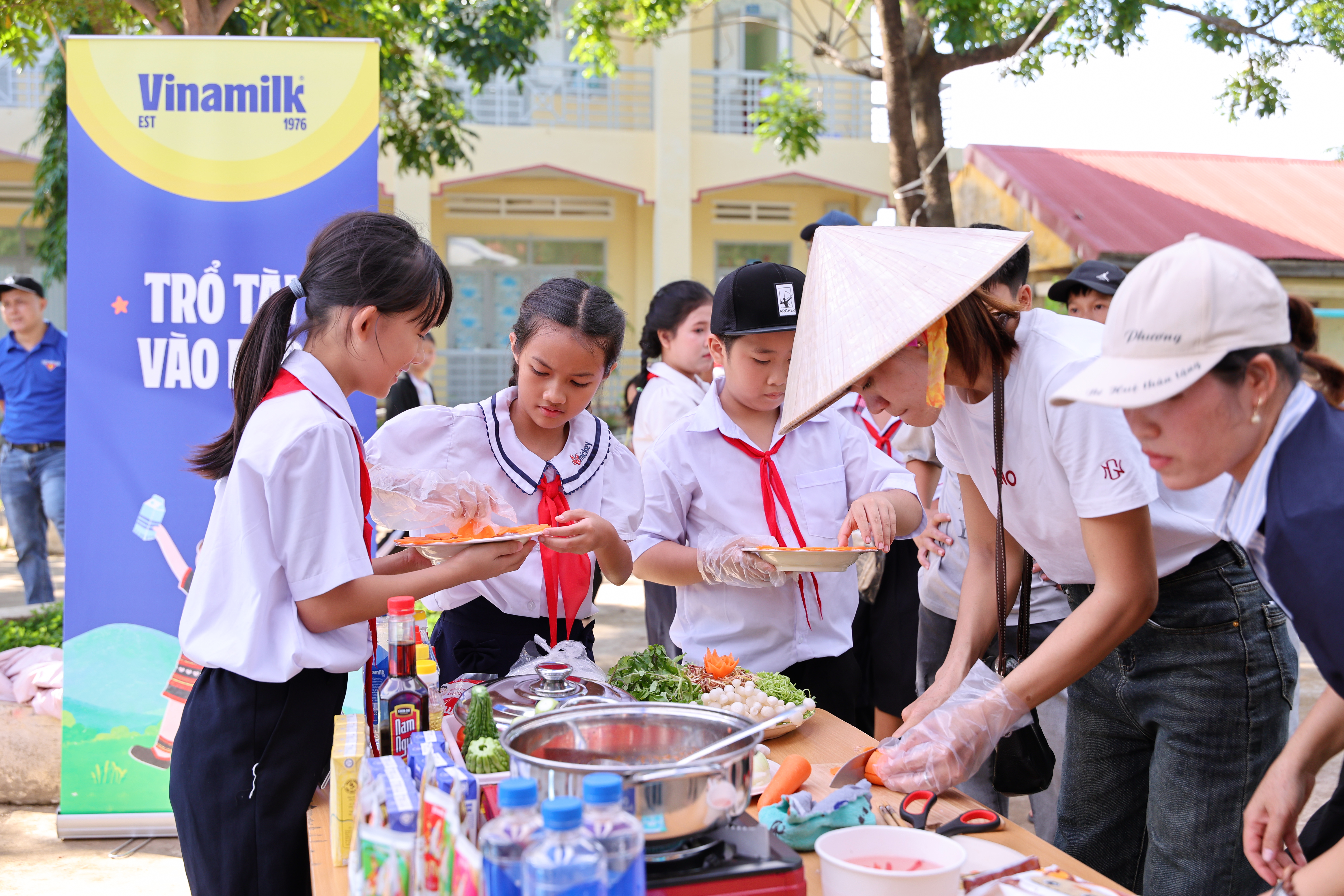 Gần 300.000 sản phẩm dinh dưỡng Vinamilk cùng trẻ em cả nước đón Trung thu - Ảnh 2.