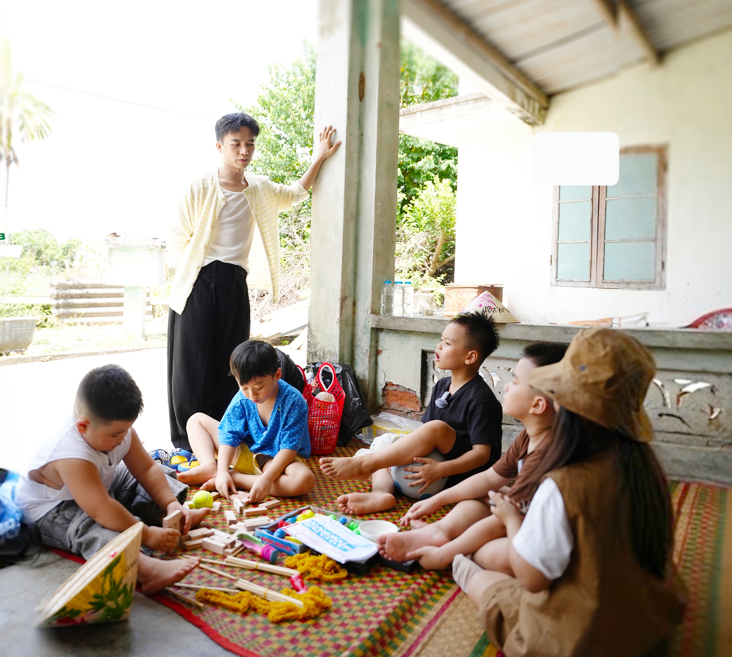 Bố ơi mình đi đâu thế: Bùi Công Nam nhận thử thách nấu cơm cho 5 đứa trẻ- Ảnh 1.