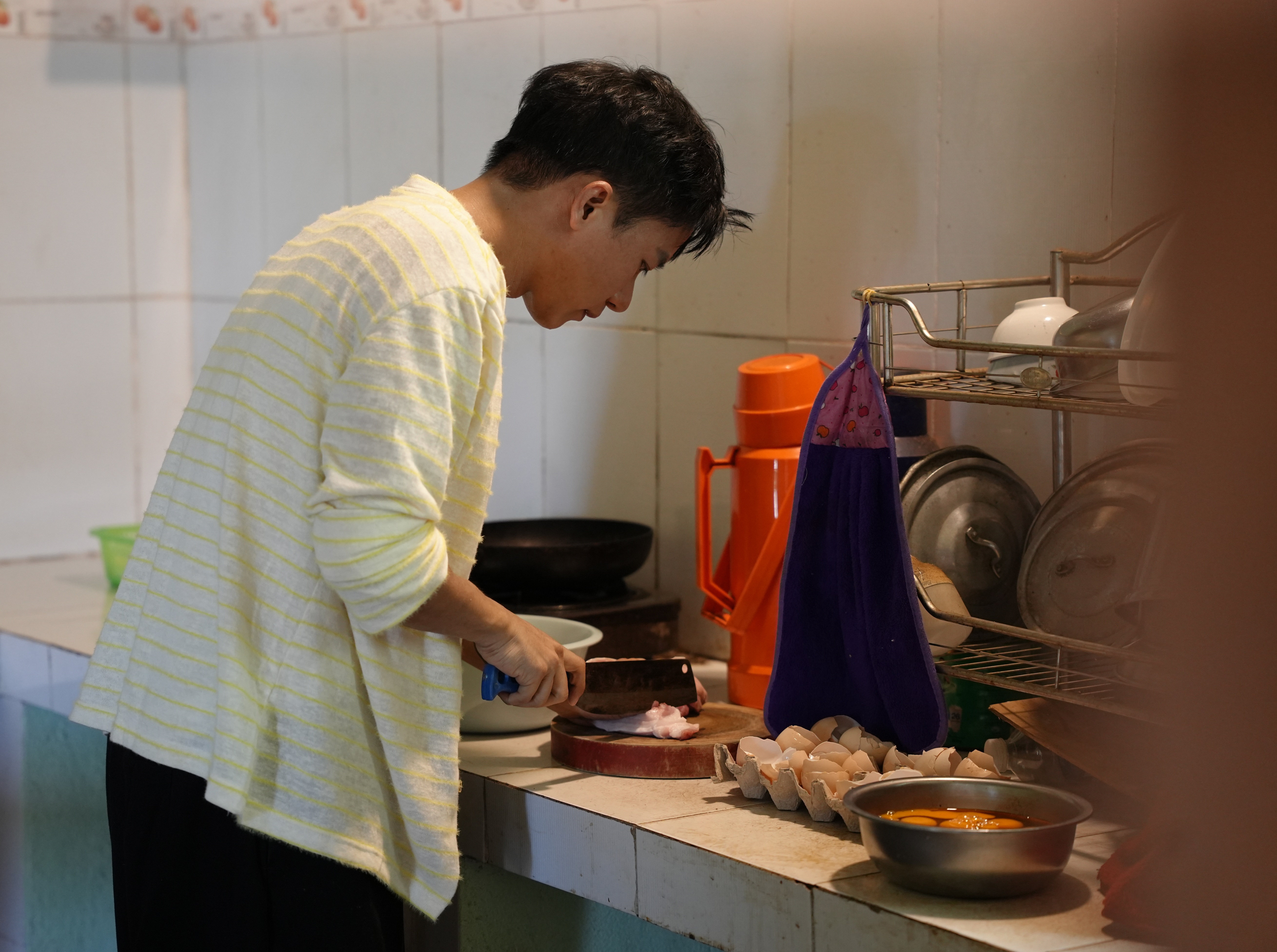 Bố ơi mình đi đâu thế: Bùi Công Nam nhận thử thách nấu cơm cho 5 đứa trẻ- Ảnh 2.