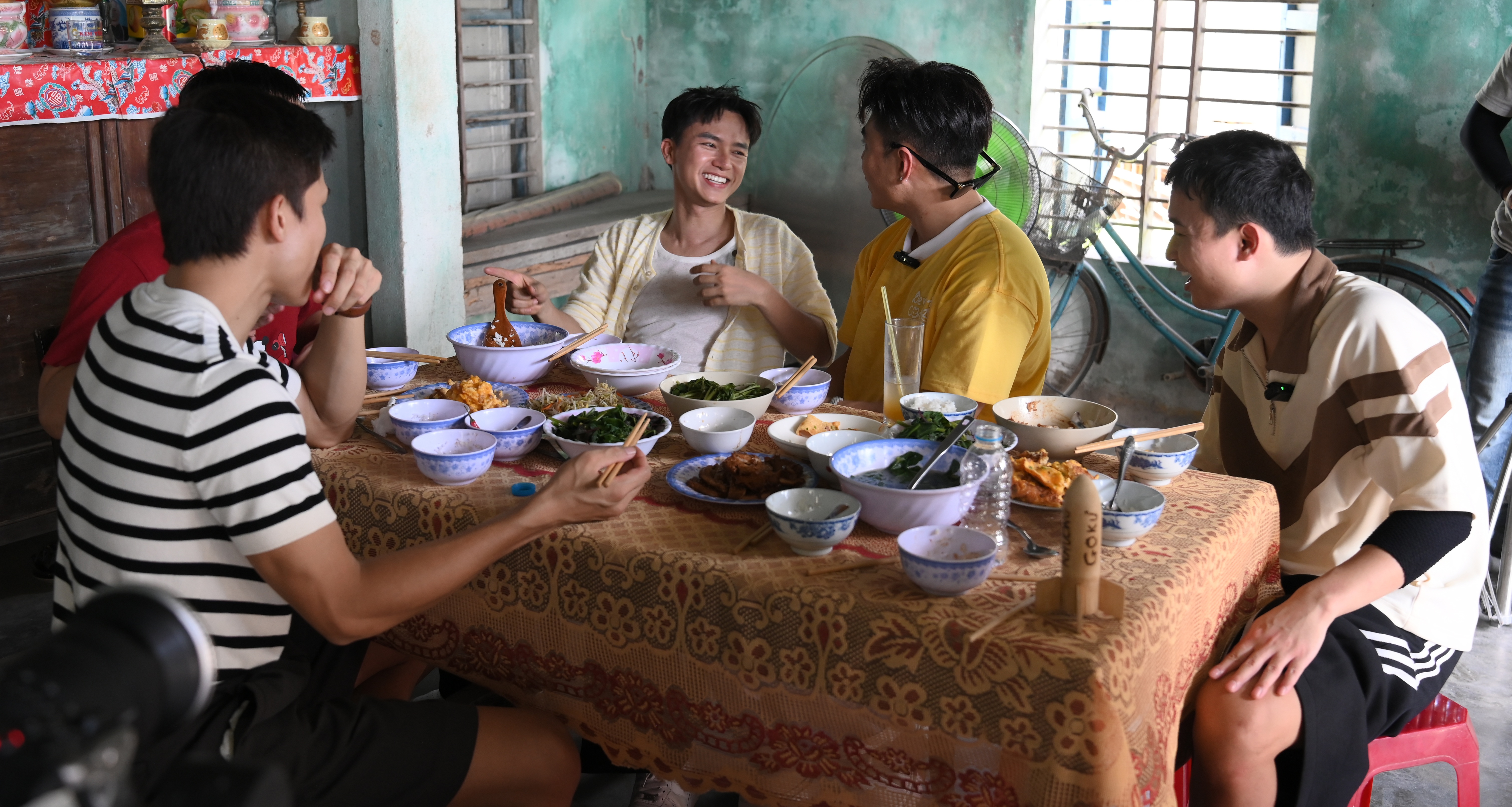 Bố ơi mình đi đâu thế: Bùi Công Nam nhận thử thách nấu cơm cho 5 đứa trẻ- Ảnh 4.