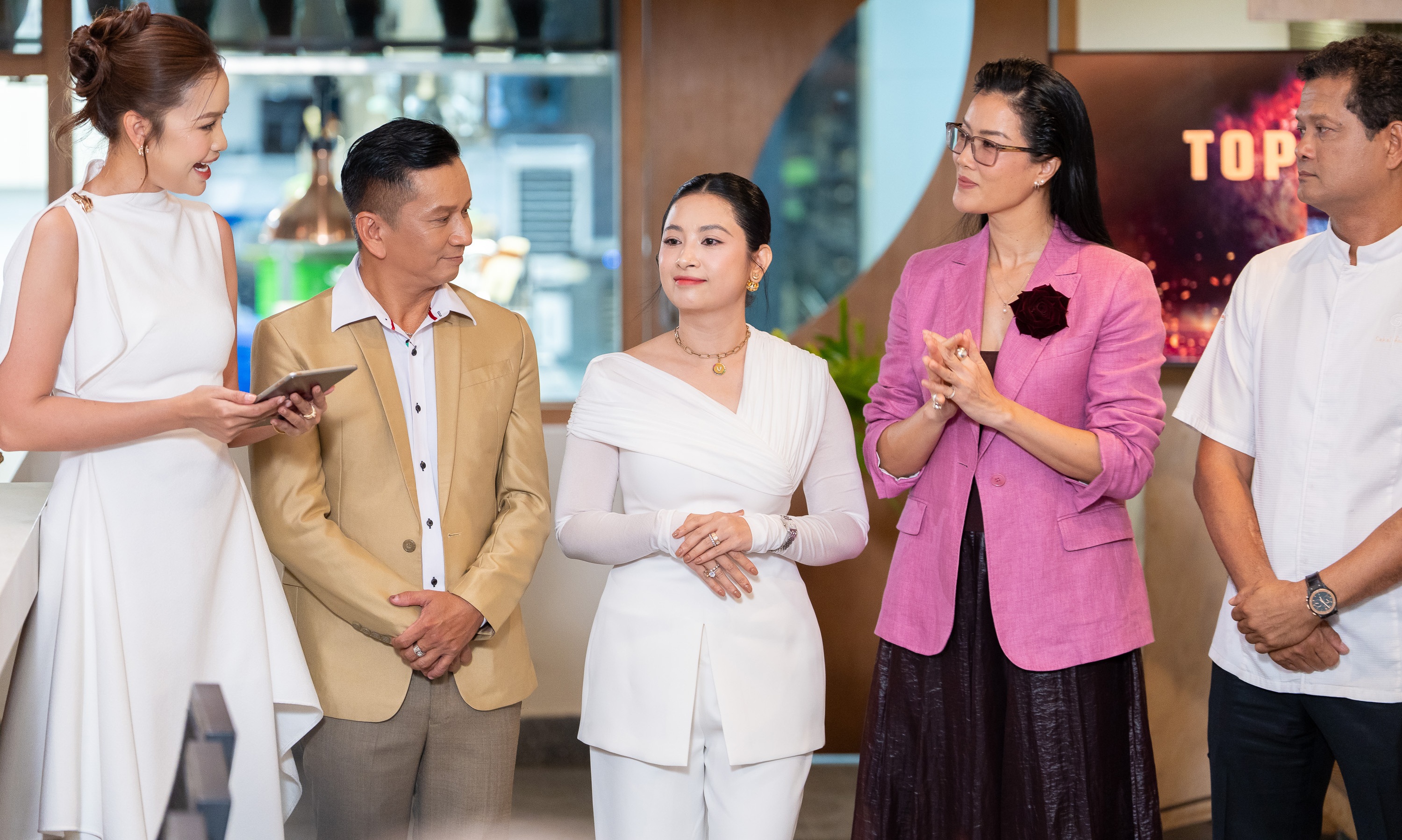Top Chef đưa thử thách nấu “vị nhà, một đầu bếp phải ra về - Ảnh 1.