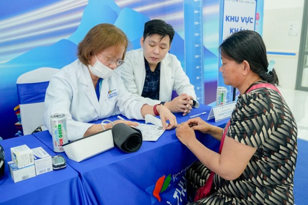 Long Ch&acirc;u c&ugrave;ng ng&agrave;nh Y tế TP Hồ Ch&iacute; Minh nối d&agrave;i chương tr&igrave;nh &ldquo;H&agrave;nh tr&igrave;nh sức khỏe&rdquo; tại C&ocirc;n Đảo - Ảnh 3.