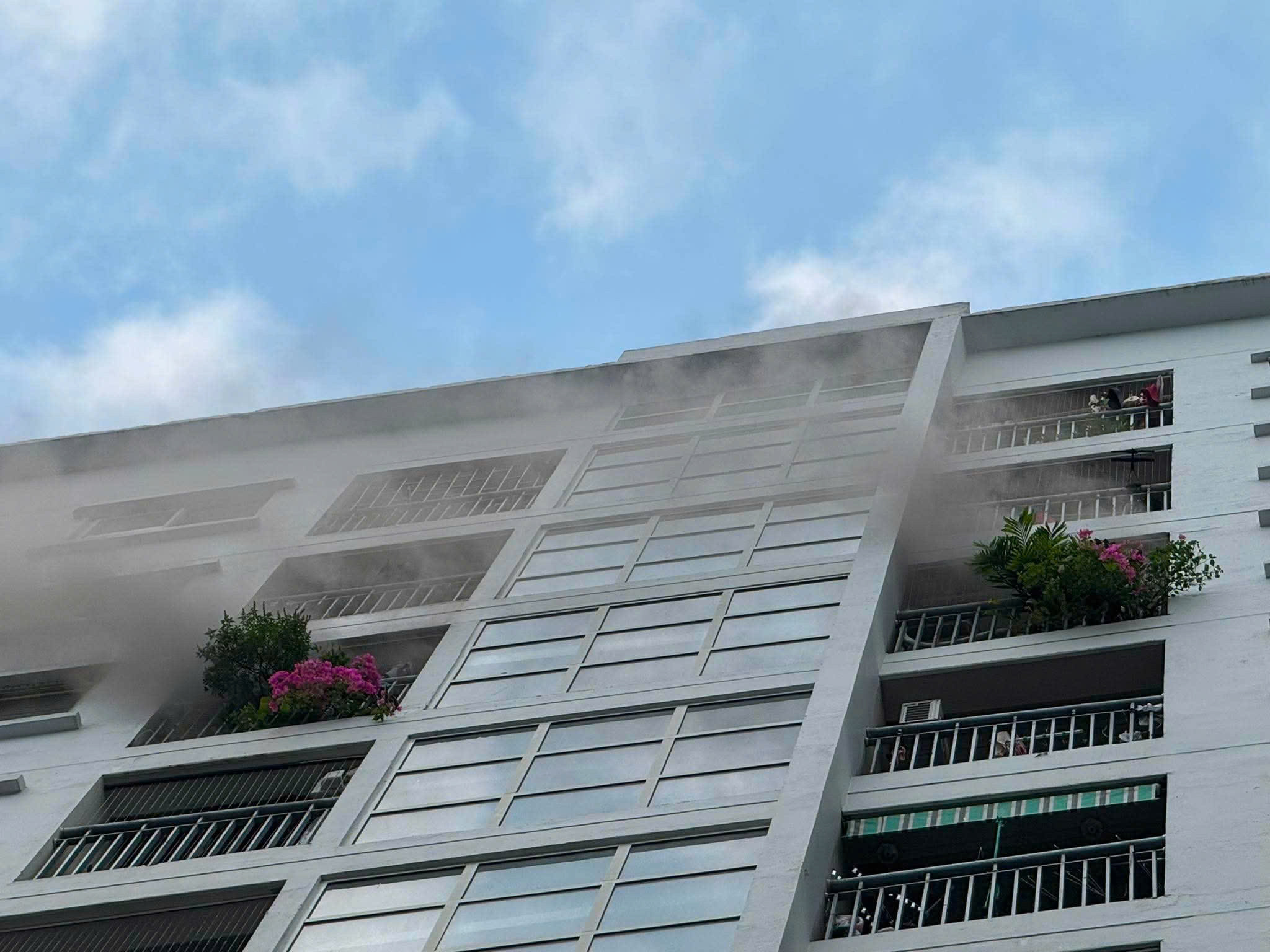 Gần ngh&igrave;n người d&acirc;n hoảng hốt th&aacute;o chạy khỏi đ&aacute;m ch&aacute;y chung cư Ecohome 1 - Ảnh 1.