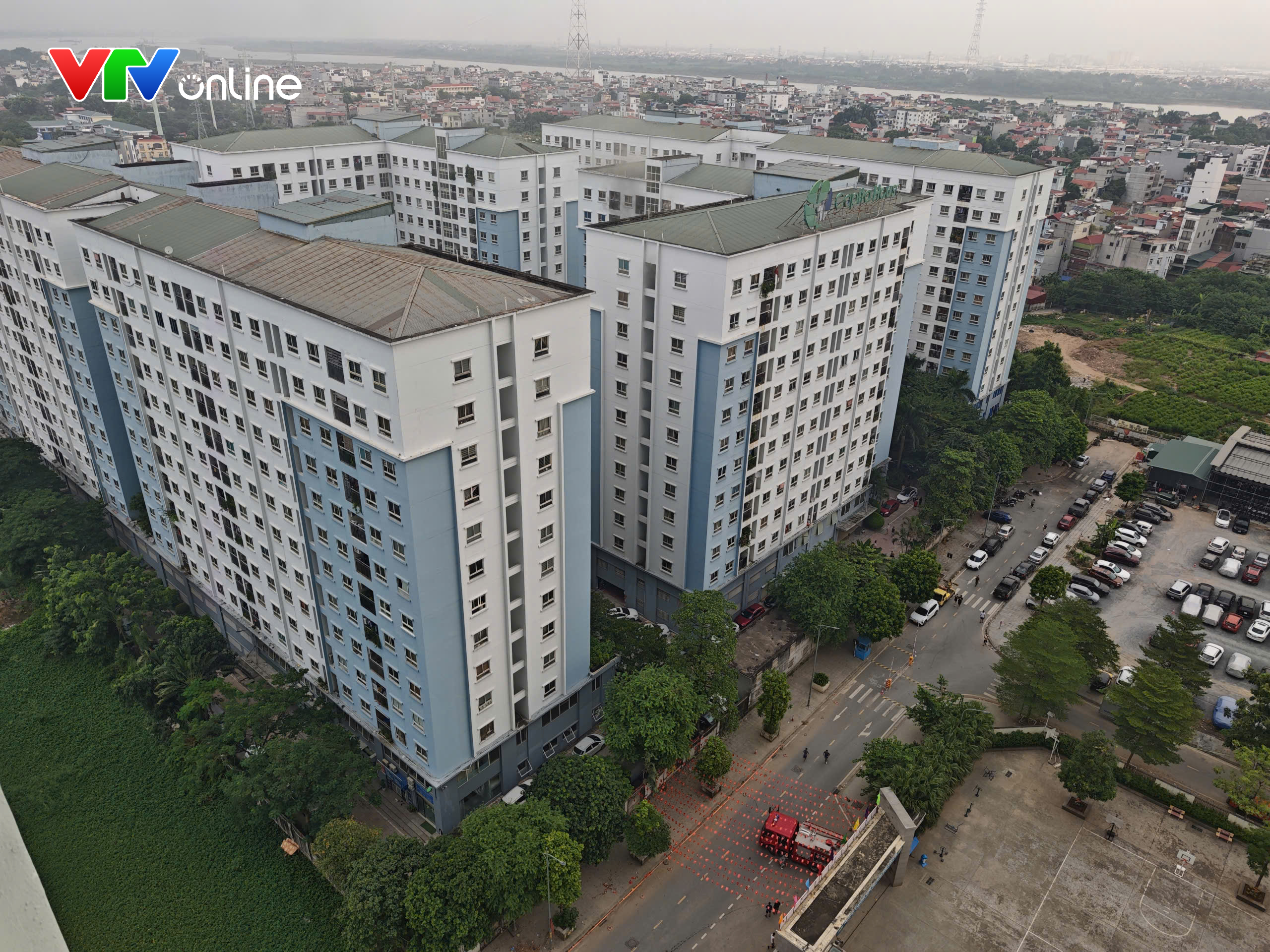 Gần ngh&igrave;n người d&acirc;n hoảng hốt th&aacute;o chạy khỏi đ&aacute;m ch&aacute;y chung cư Ecohome 1 - Ảnh 4.