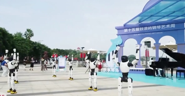 Robot h&igrave;nh người h&ograve;a tấu c&ugrave;ng con người- Ảnh 1.