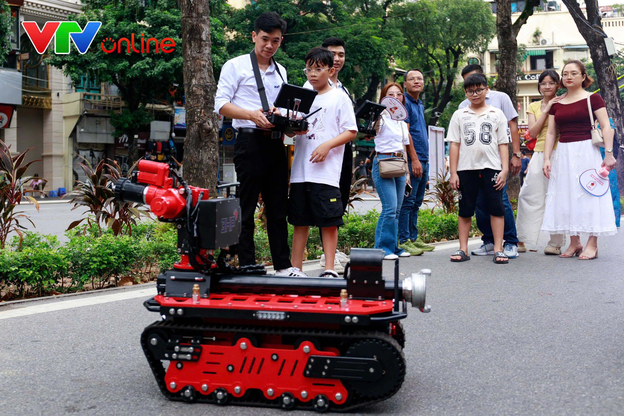Người dân hào hứng trải nghiệm chữa cháy, cứu nạn tại Hồ Gươm - Ảnh 16.