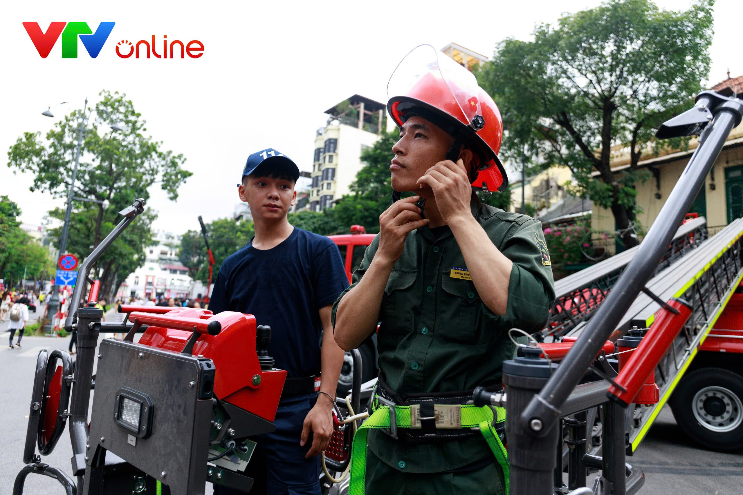 Người dân hào hứng trải nghiệm chữa cháy, cứu nạn tại Hồ Gươm - Ảnh 24.