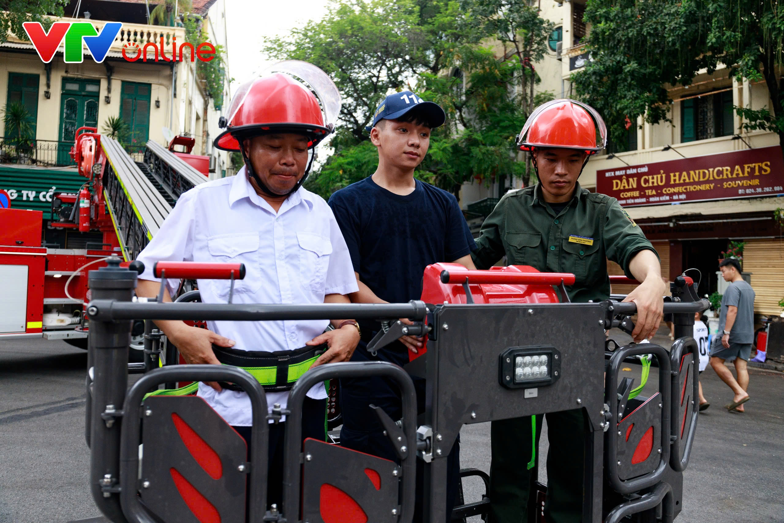 Người dân hào hứng trải nghiệm chữa cháy, cứu nạn tại Hồ Gươm - Ảnh 14.